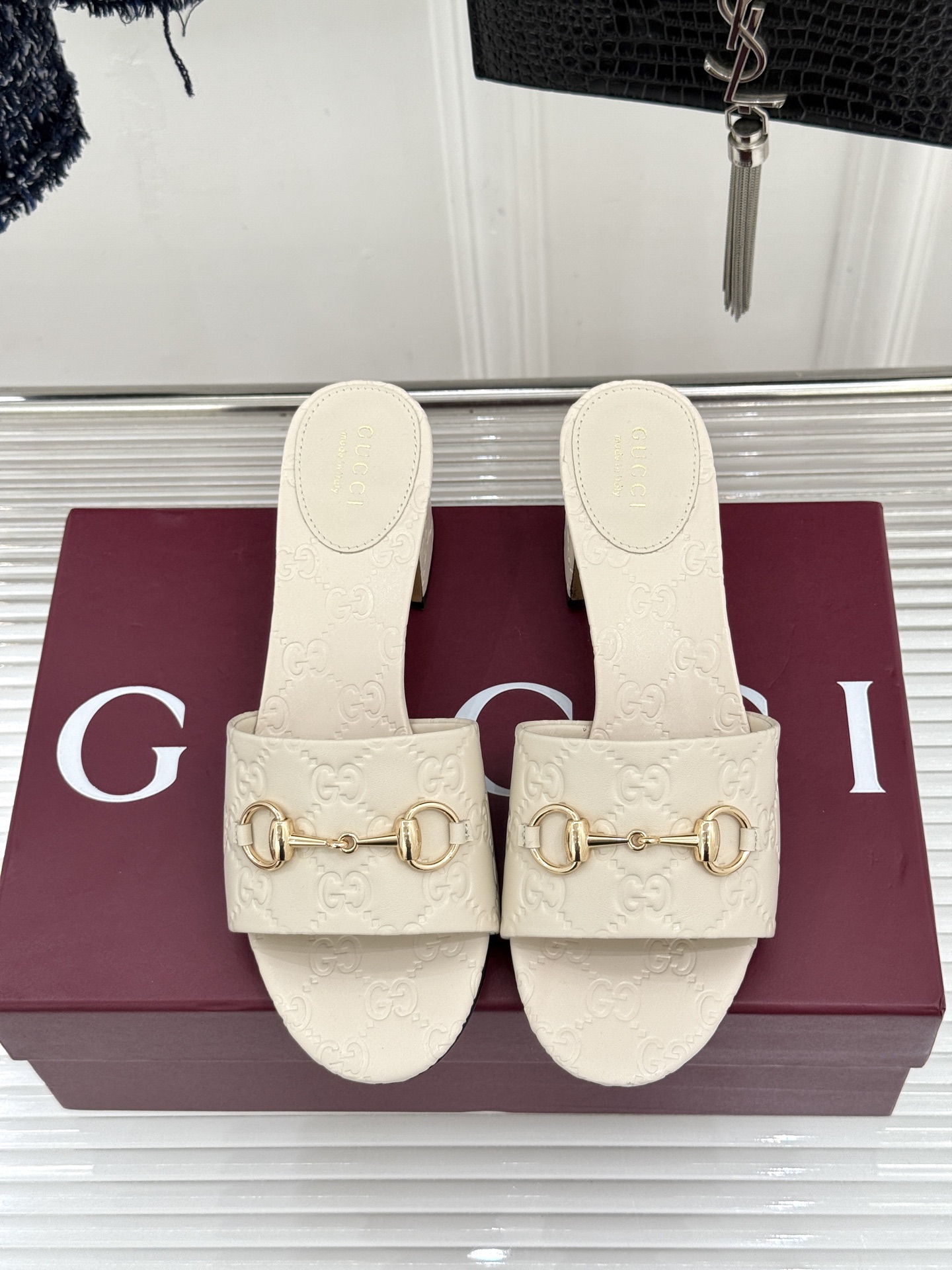 Gucci/古驰26WF春夏新品马衔扣鱼嘴粗跟拖鞋以时光为经纬 以自由为针线将品牌「随性的华美」具象为足