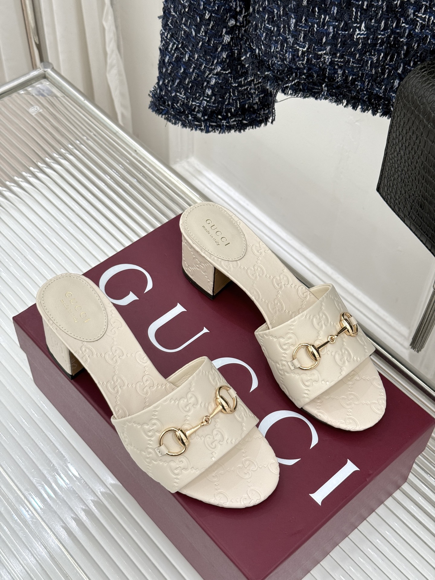 Gucci/古驰26WF春夏新品马衔扣鱼嘴粗跟拖鞋以时光为经纬 以自由为针线将品牌「随性的华美」具象为足