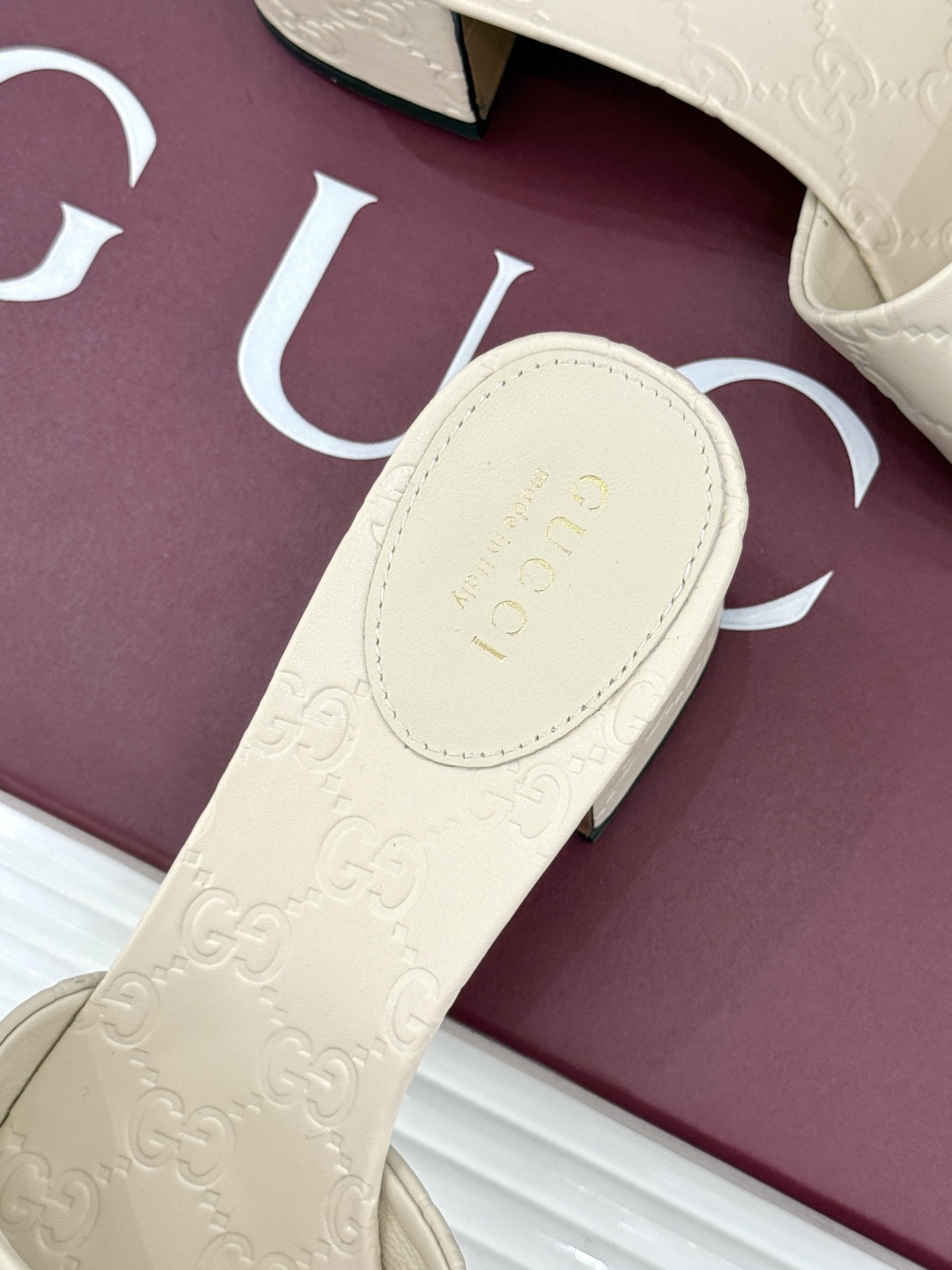 Gucci/古驰26WF春夏新品马衔扣鱼嘴粗跟拖鞋以时光为经纬 以自由为针线将品牌「随性的华美」具象为足