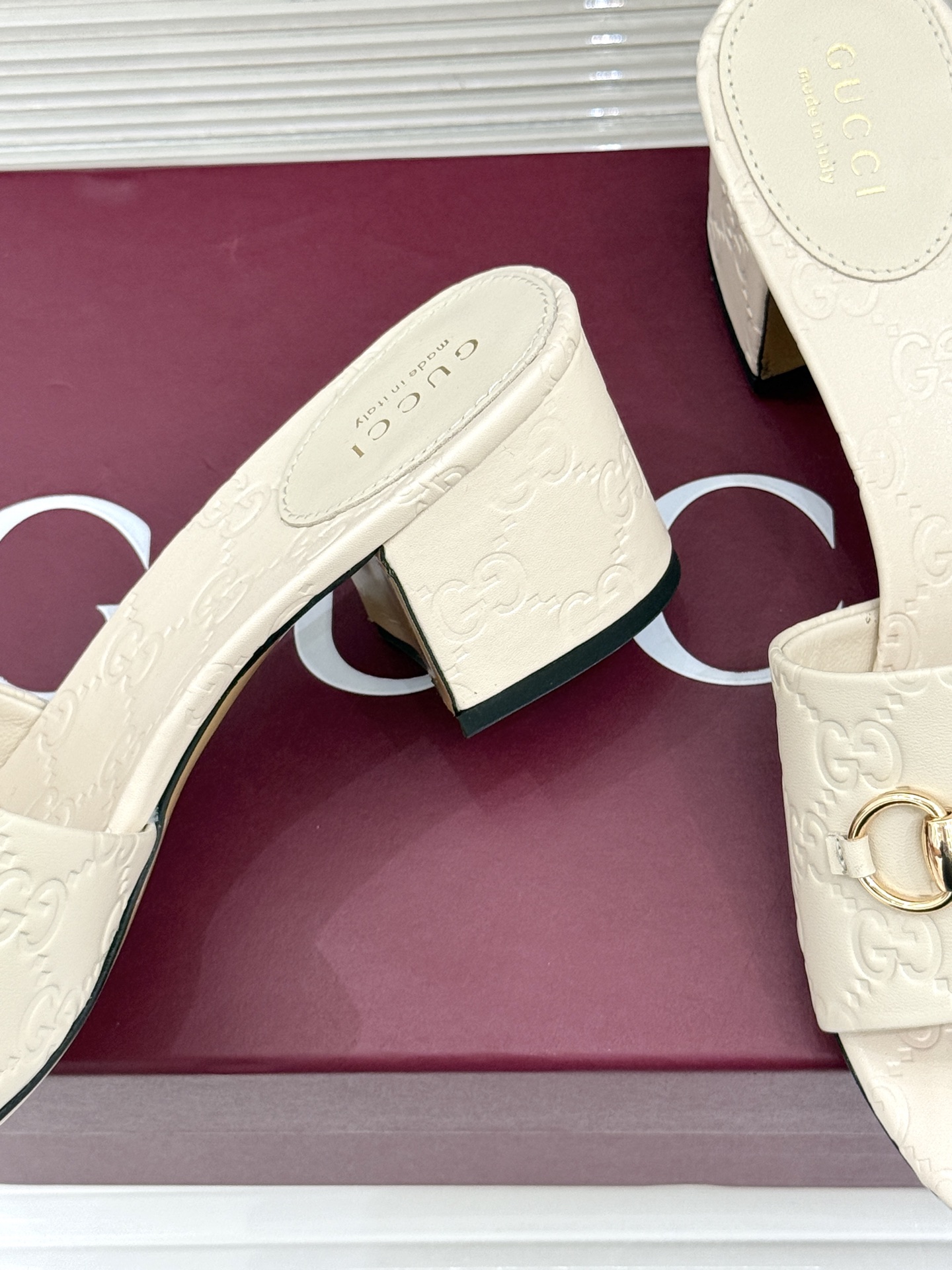 Gucci/古驰26WF春夏新品马衔扣鱼嘴粗跟拖鞋以时光为经纬 以自由为针线将品牌「随性的华美」具象为足