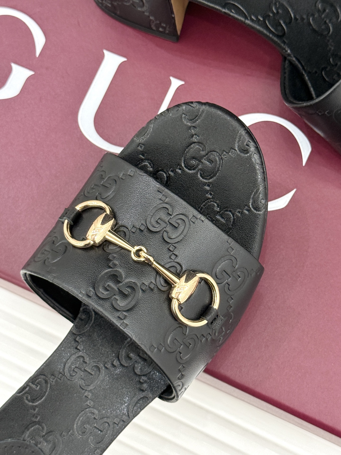 Gucci/古驰26WF春夏新品马衔扣鱼嘴粗跟拖鞋以时光为经纬 以自由为针线将品牌「随性的华美」具象为足