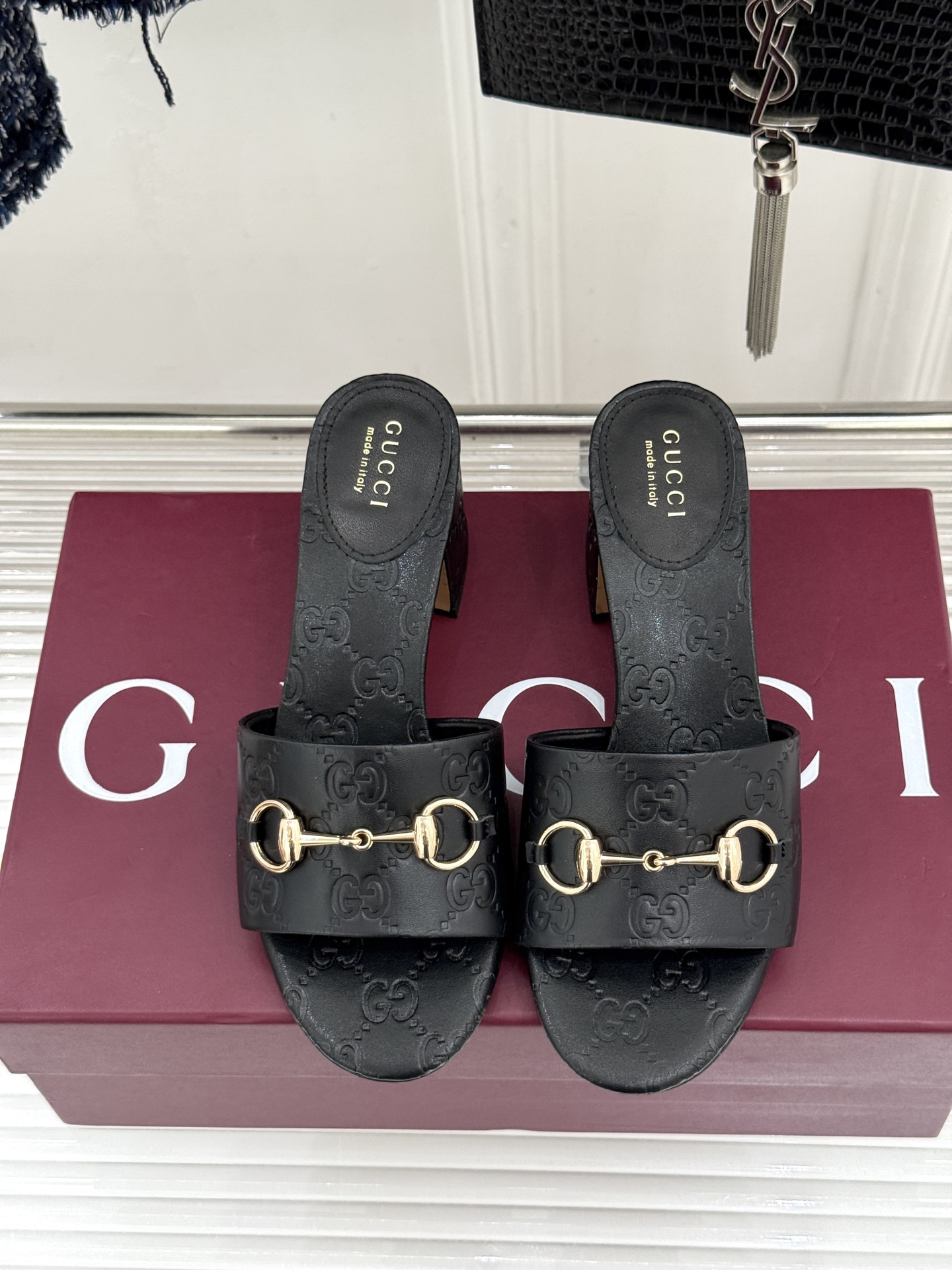 Gucci/古驰26WF春夏新品马衔扣鱼嘴粗跟拖鞋以时光为经纬 以自由为针线将品牌「随性的华美」具象为足