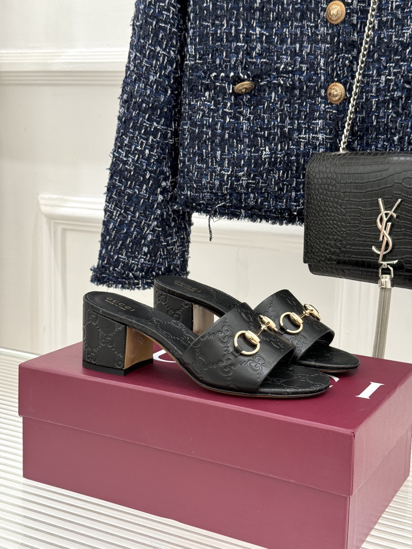 Gucci/古驰26WF春夏新品马衔扣鱼嘴粗跟拖鞋以时光为经纬 以自由为针线将品牌「随性的华美」具象为足