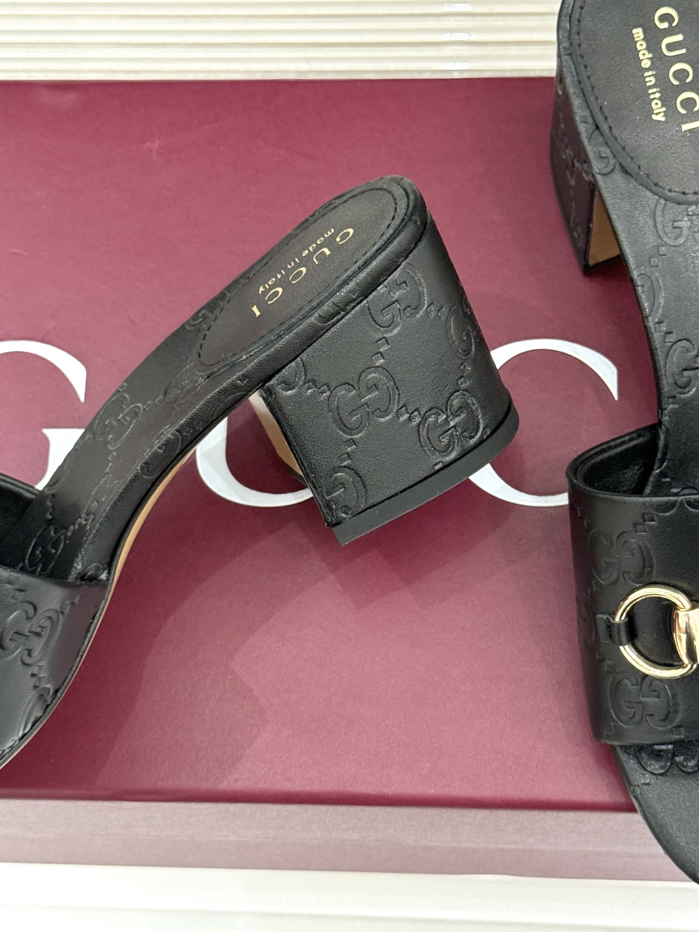 Gucci/古驰26WF春夏新品马衔扣鱼嘴粗跟拖鞋以时光为经纬 以自由为针线将品牌「随性的华美」具象为足