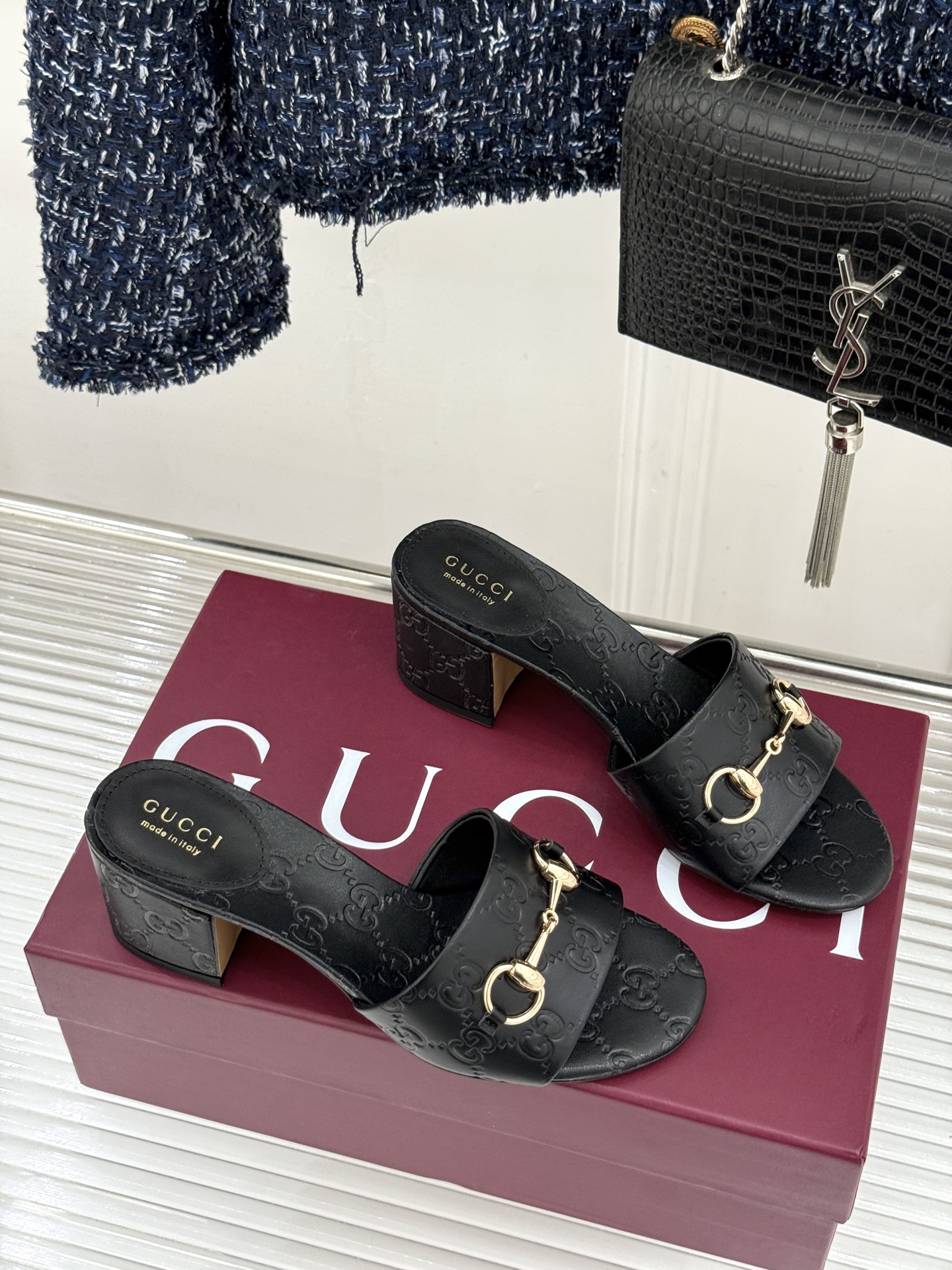 Gucci/古驰26WF春夏新品马衔扣鱼嘴粗跟拖鞋以时光为经纬 以自由为针线将品牌「随性的华美」具象为足