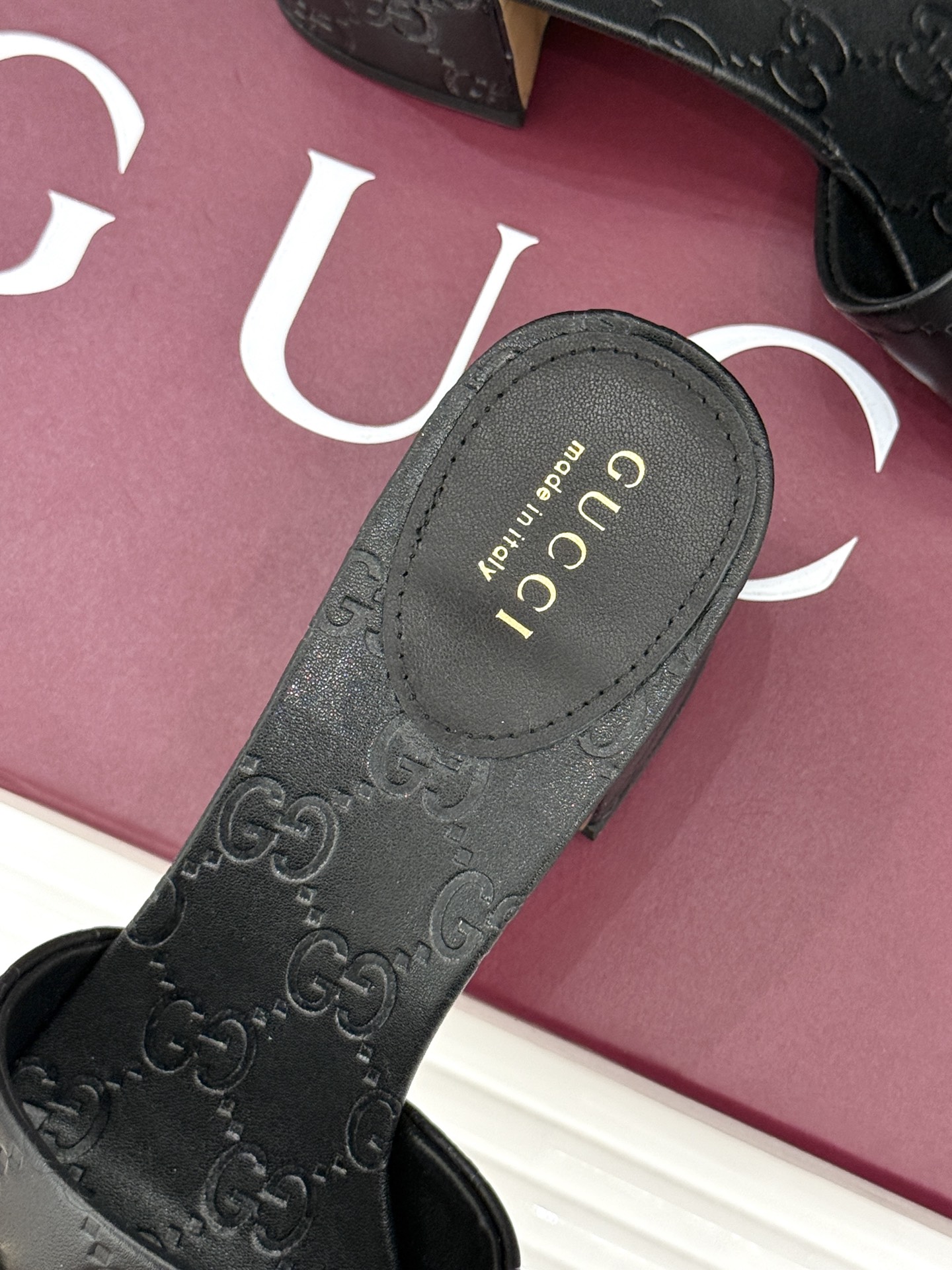 Gucci/古驰26WF春夏新品马衔扣鱼嘴粗跟拖鞋以时光为经纬 以自由为针线将品牌「随性的华美」具象为足