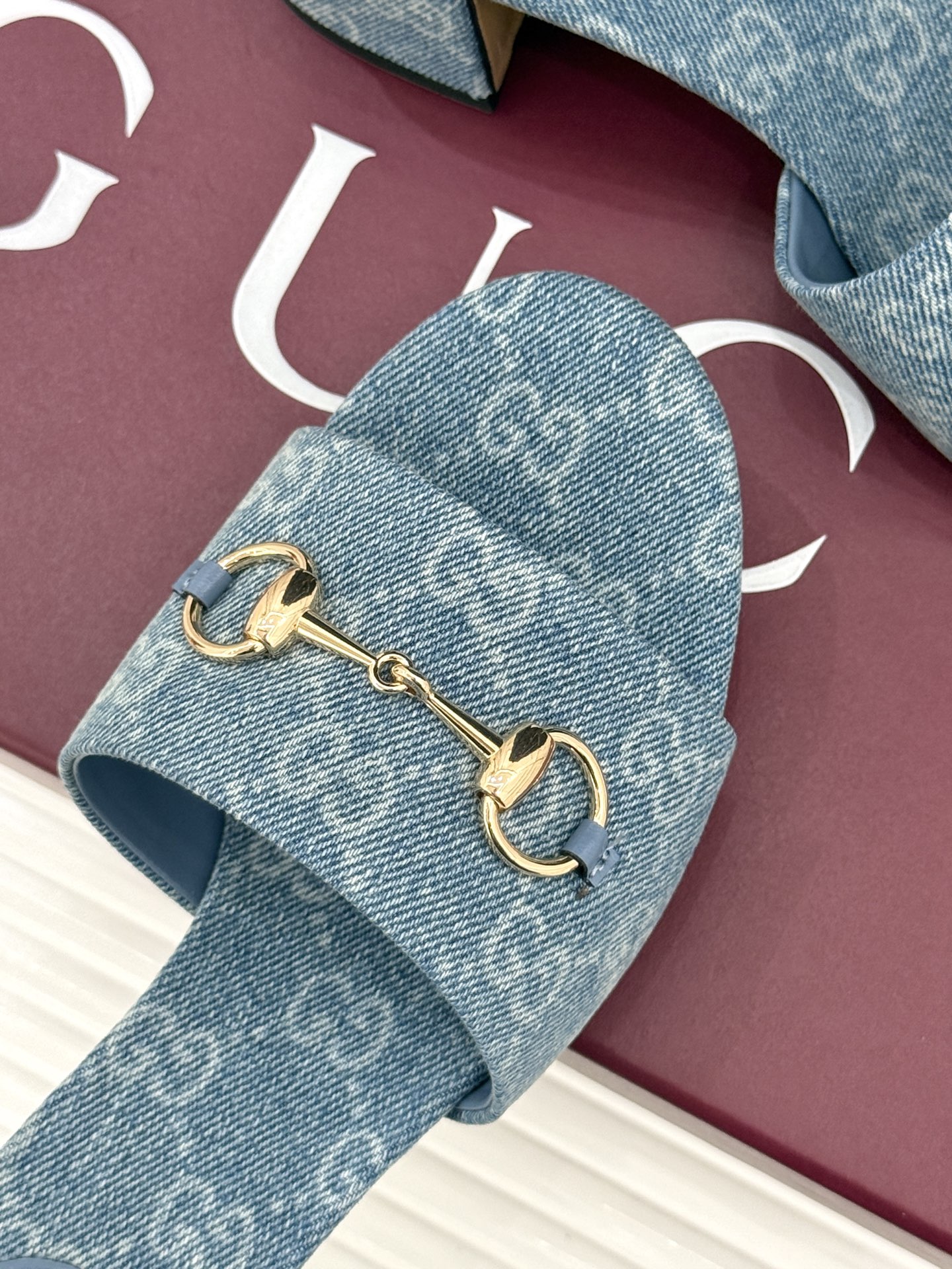 Gucci/古驰26WF春夏新品马衔扣鱼嘴粗跟拖鞋以时光为经纬 以自由为针线将品牌「随性的华美」具象为足