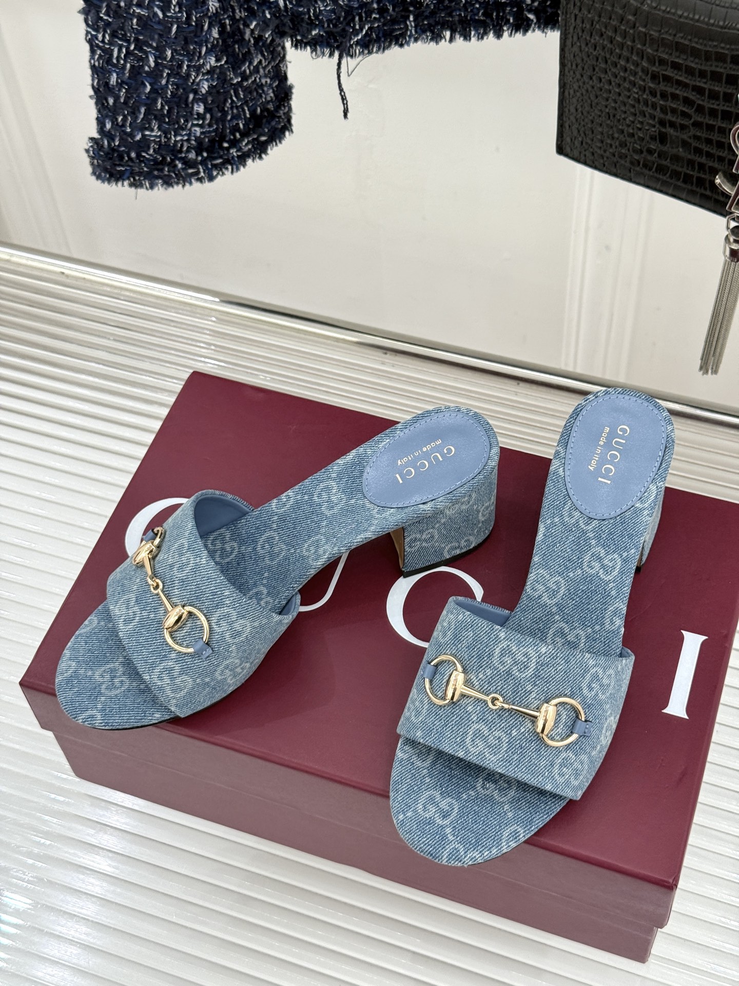 Gucci/古驰26WF春夏新品马衔扣鱼嘴粗跟拖鞋以时光为经纬 以自由为针线将品牌「随性的华美」具象为足