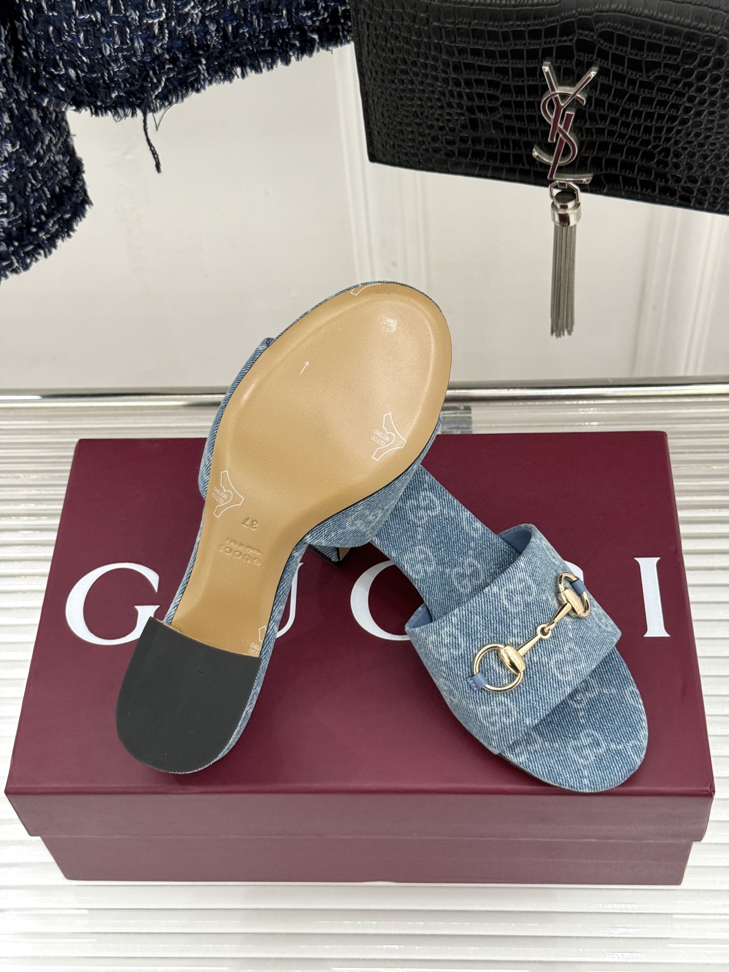 Gucci/古驰26WF春夏新品马衔扣鱼嘴粗跟拖鞋以时光为经纬 以自由为针线将品牌「随性的华美」具象为足