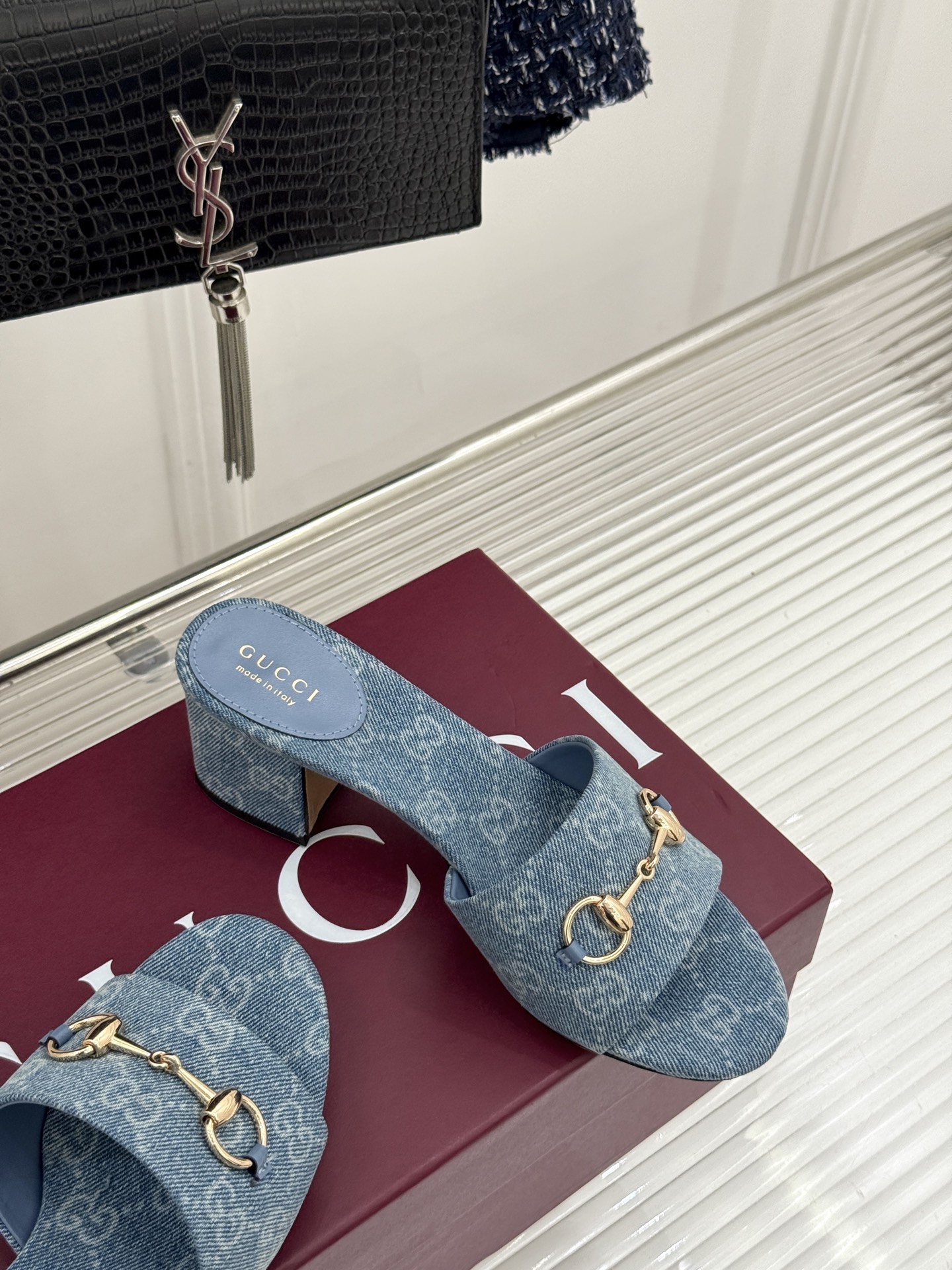 Gucci/古驰26WF春夏新品马衔扣鱼嘴粗跟拖鞋以时光为经纬 以自由为针线将品牌「随性的华美」具象为足