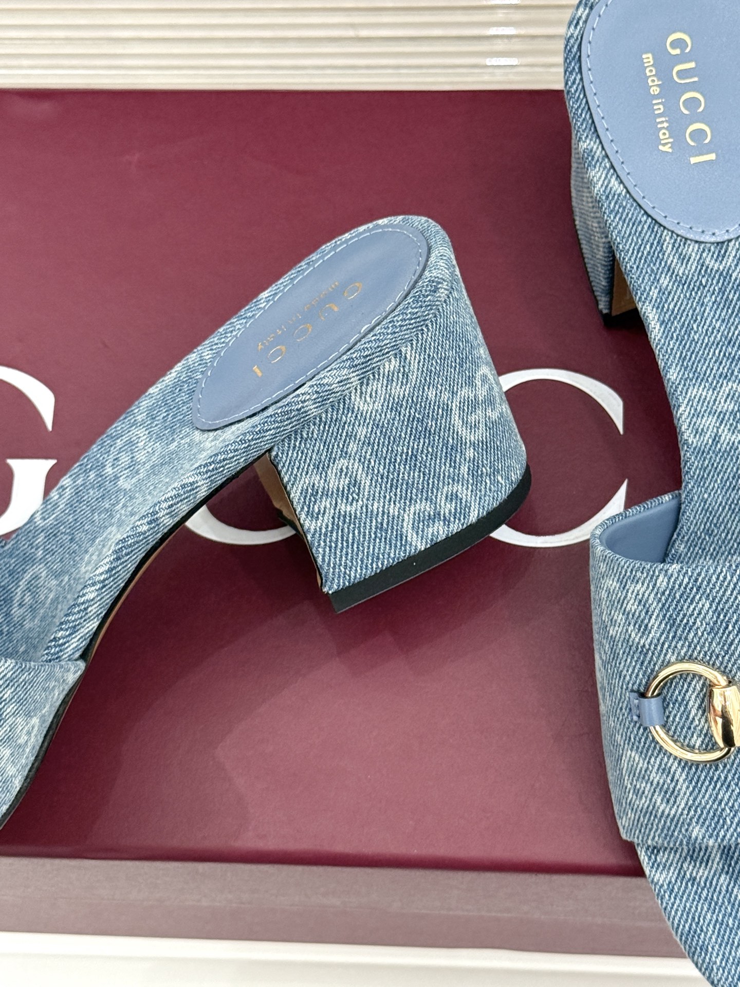 Gucci/古驰26WF春夏新品马衔扣鱼嘴粗跟拖鞋以时光为经纬 以自由为针线将品牌「随性的华美」具象为足