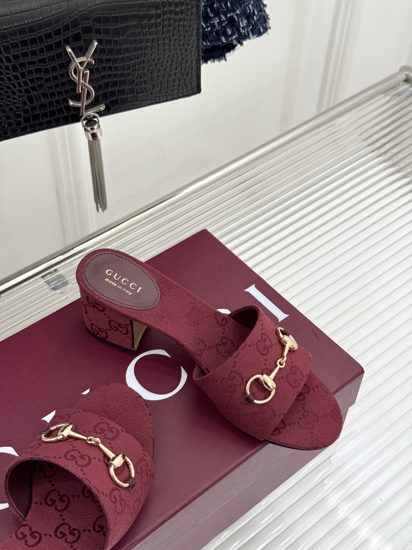 Gucci/古驰26WF春夏新品马衔扣鱼嘴粗跟拖鞋以时光为经纬 以自由为针线将品牌「随性的华美」具象为足