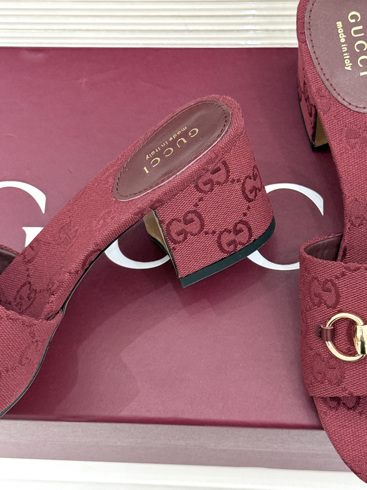 Gucci/古驰26WF春夏新品马衔扣鱼嘴粗跟拖鞋以时光为经纬 以自由为针线将品牌「随性的华美」具象为足