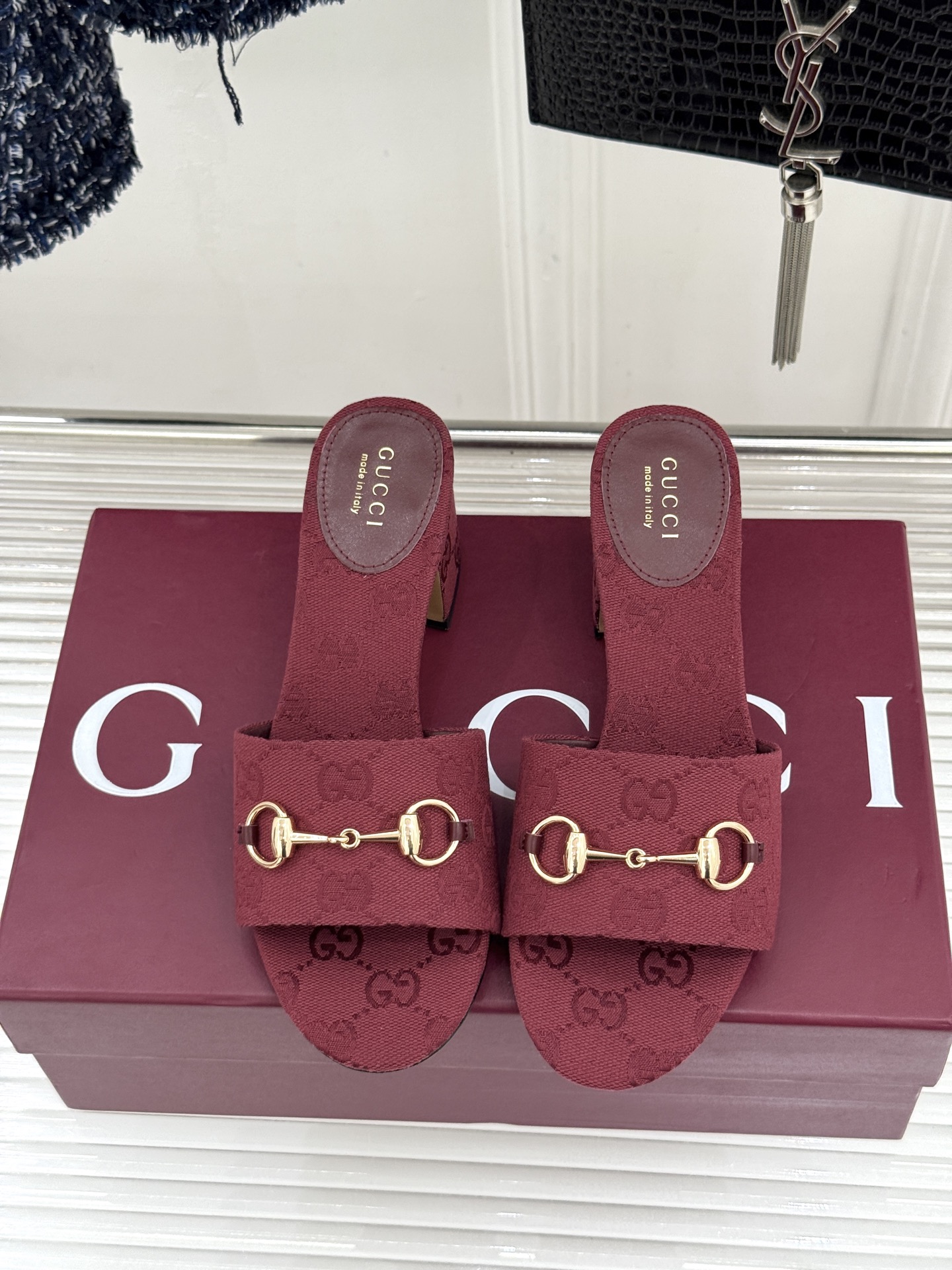 Gucci/古驰26WF春夏新品马衔扣鱼嘴粗跟拖鞋以时光为经纬 以自由为针线将品牌「随性的华美」具象为足