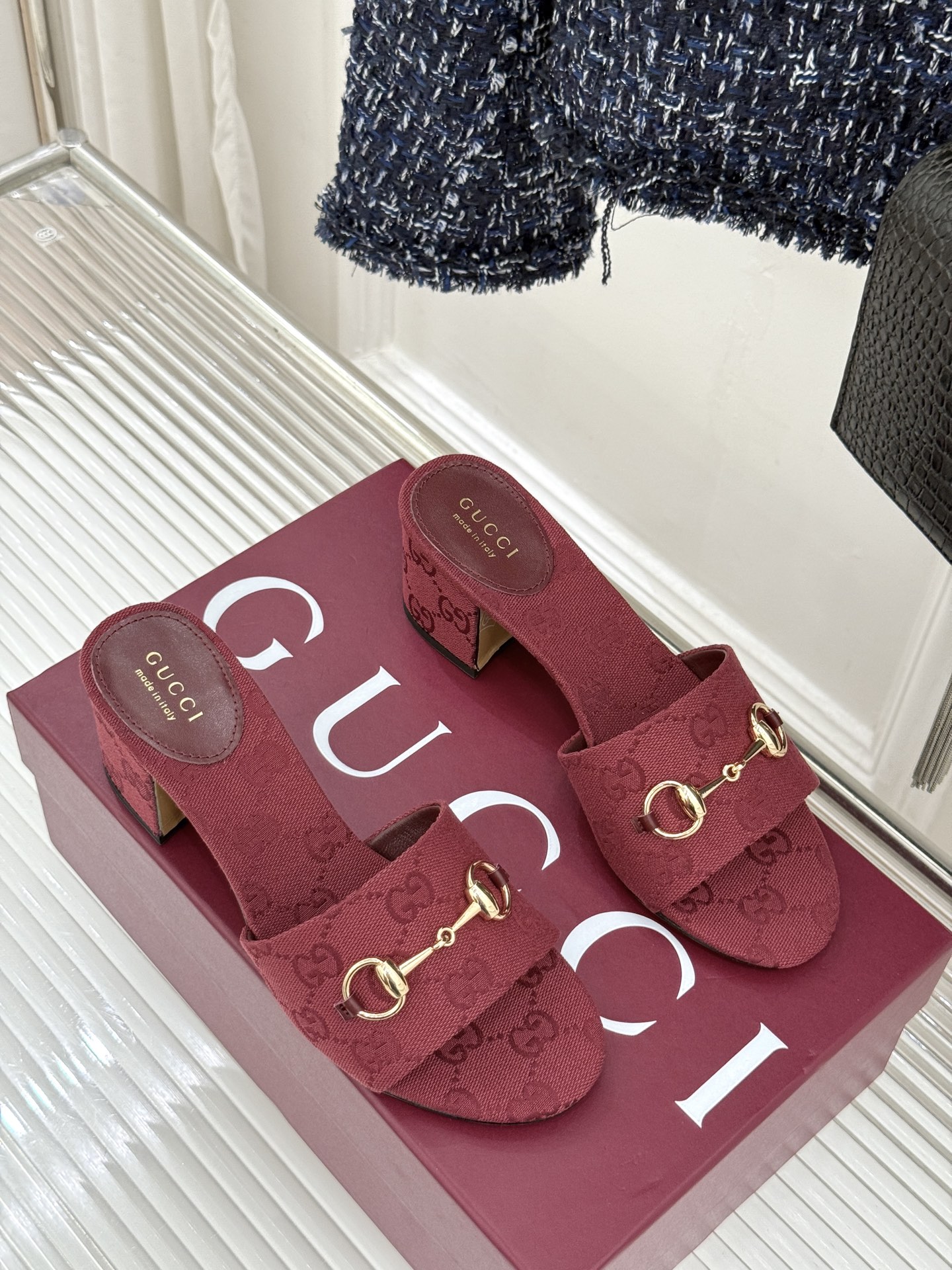 Gucci/古驰26WF春夏新品马衔扣鱼嘴粗跟拖鞋以时光为经纬 以自由为针线将品牌「随性的华美」具象为足