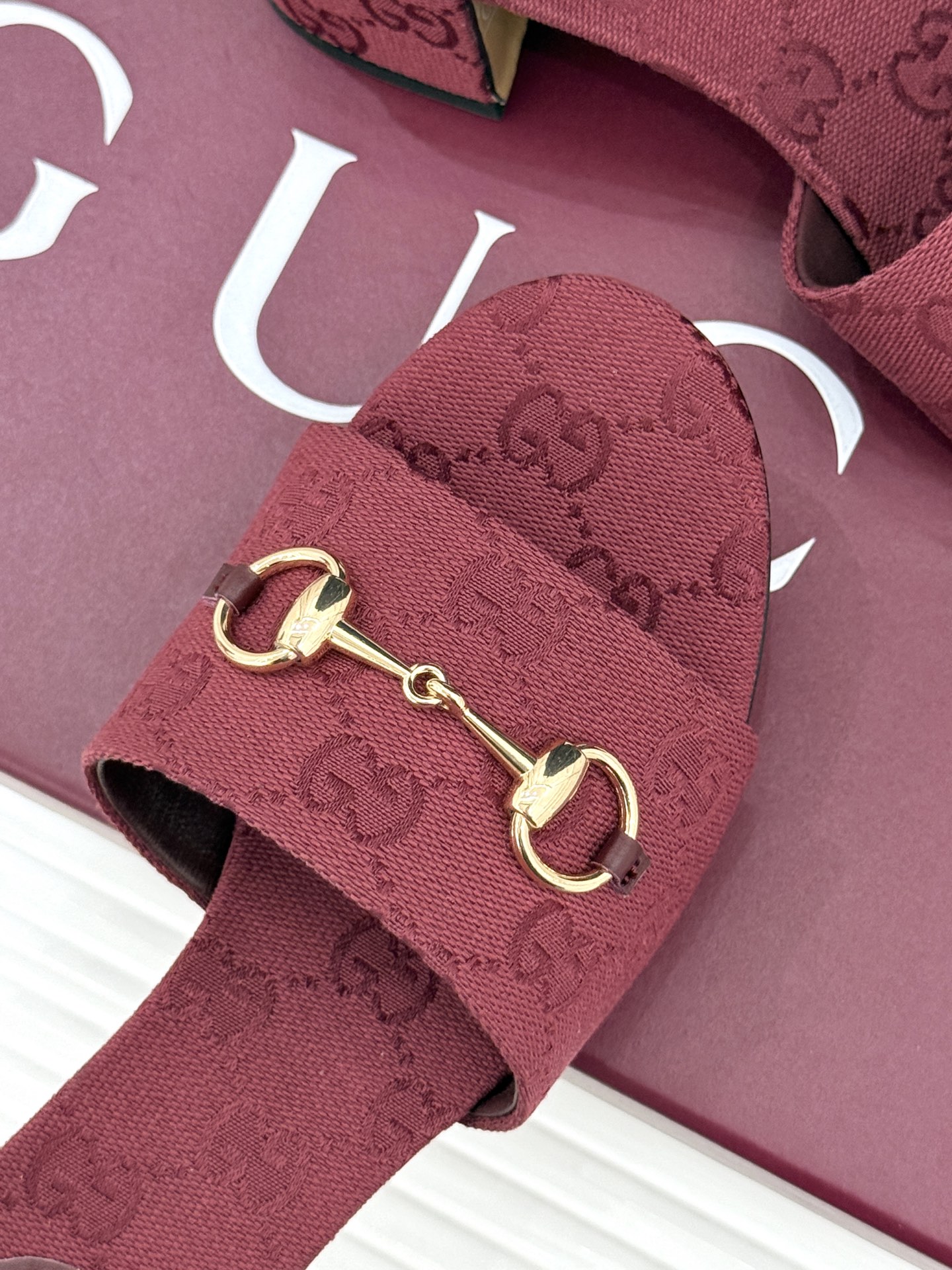 Gucci/古驰26WF春夏新品马衔扣鱼嘴粗跟拖鞋以时光为经纬 以自由为针线将品牌「随性的华美」具象为足