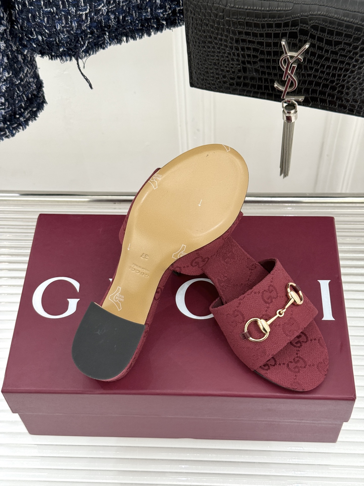 Gucci/古驰26WF春夏新品马衔扣鱼嘴粗跟拖鞋以时光为经纬 以自由为针线将品牌「随性的华美」具象为足