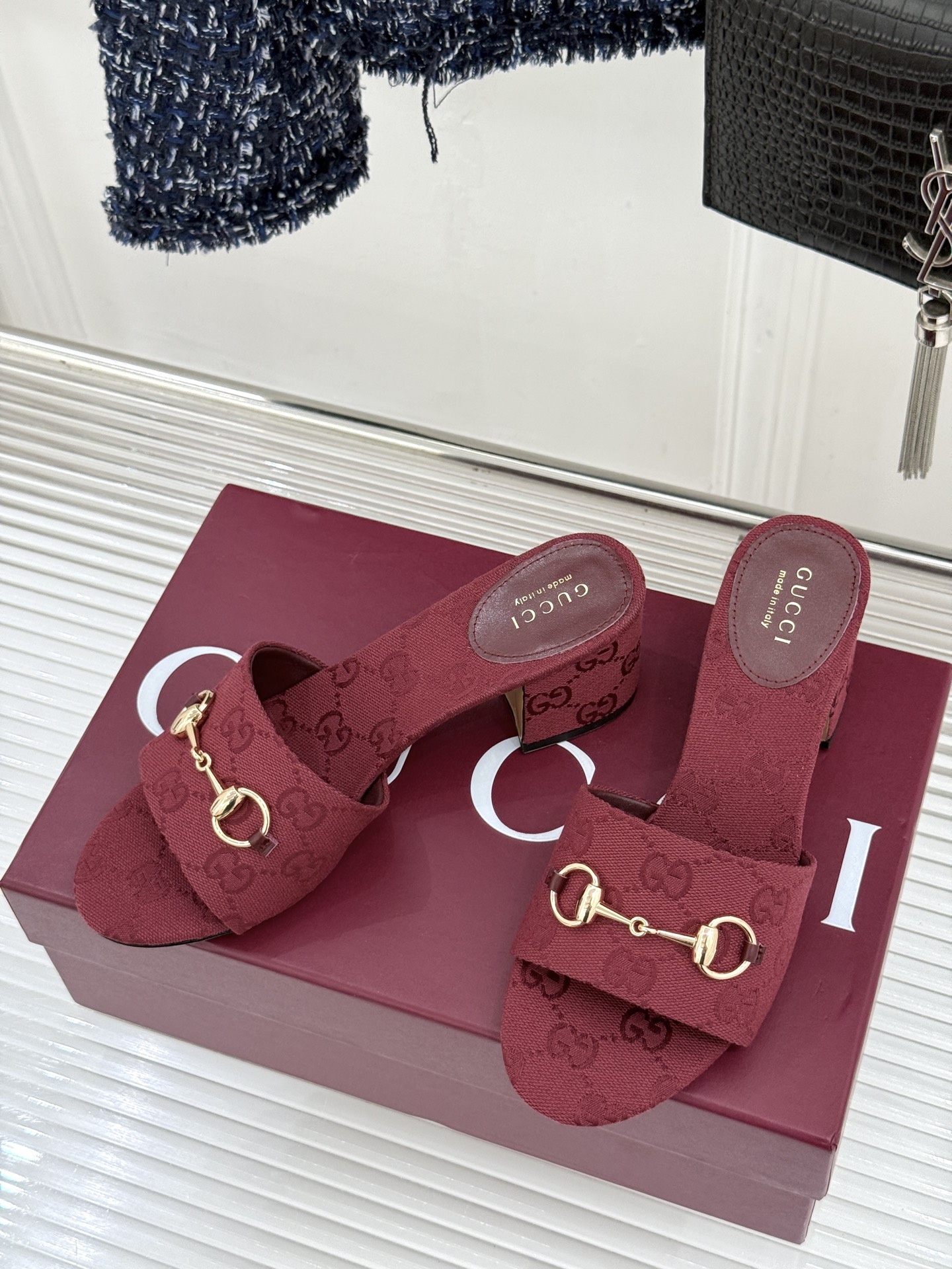 Gucci/古驰26WF春夏新品马衔扣鱼嘴粗跟拖鞋以时光为经纬 以自由为针线将品牌「随性的华美」具象为足