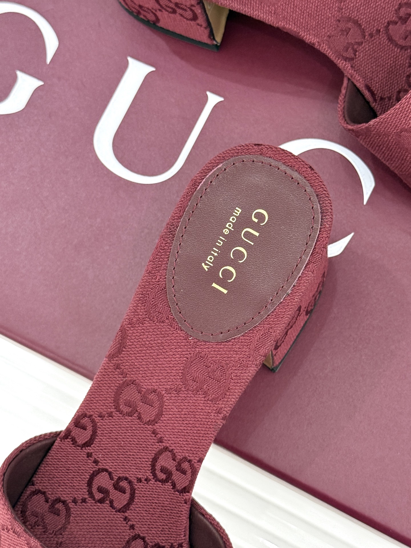 Gucci/古驰26WF春夏新品马衔扣鱼嘴粗跟拖鞋以时光为经纬 以自由为针线将品牌「随性的华美」具象为足