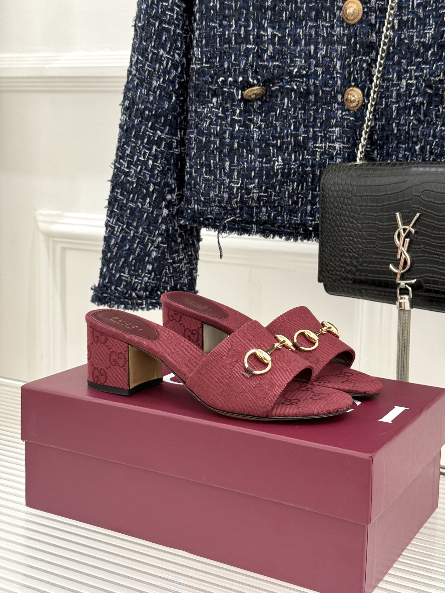 Gucci/古驰26WF春夏新品马衔扣鱼嘴粗跟拖鞋以时光为经纬 以自由为针线将品牌「随性的华美」具象为足