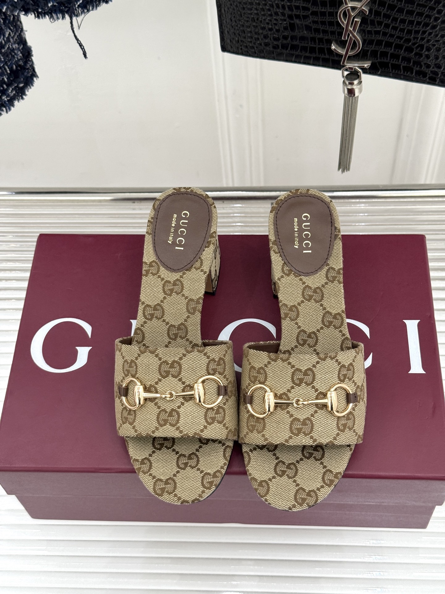 Gucci/古驰26WF春夏新品马衔扣鱼嘴粗跟拖鞋以时光为经纬 以自由为针线将品牌「随性的华美」具象为足