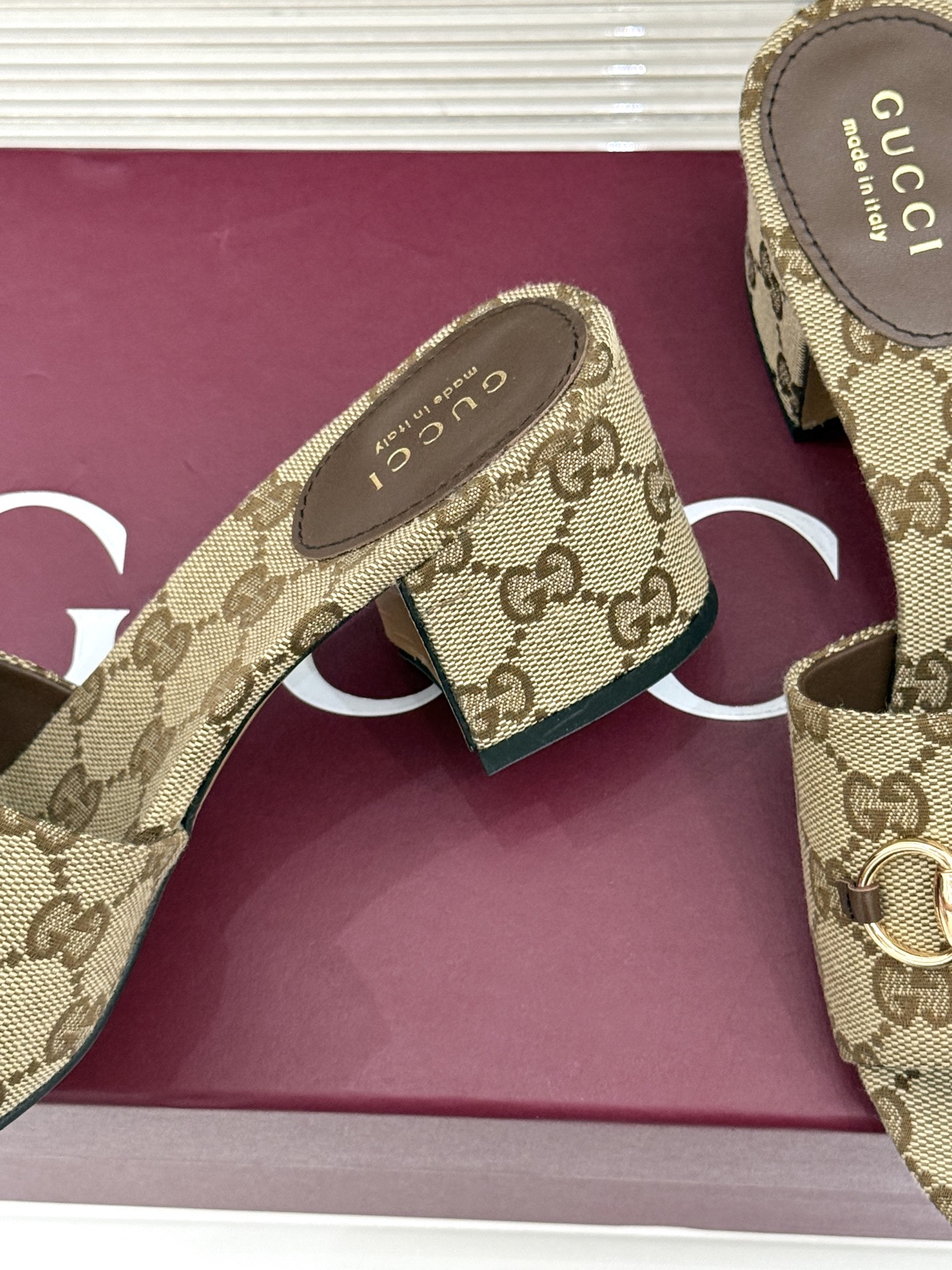 Gucci/古驰26WF春夏新品马衔扣鱼嘴粗跟拖鞋以时光为经纬 以自由为针线将品牌「随性的华美」具象为足