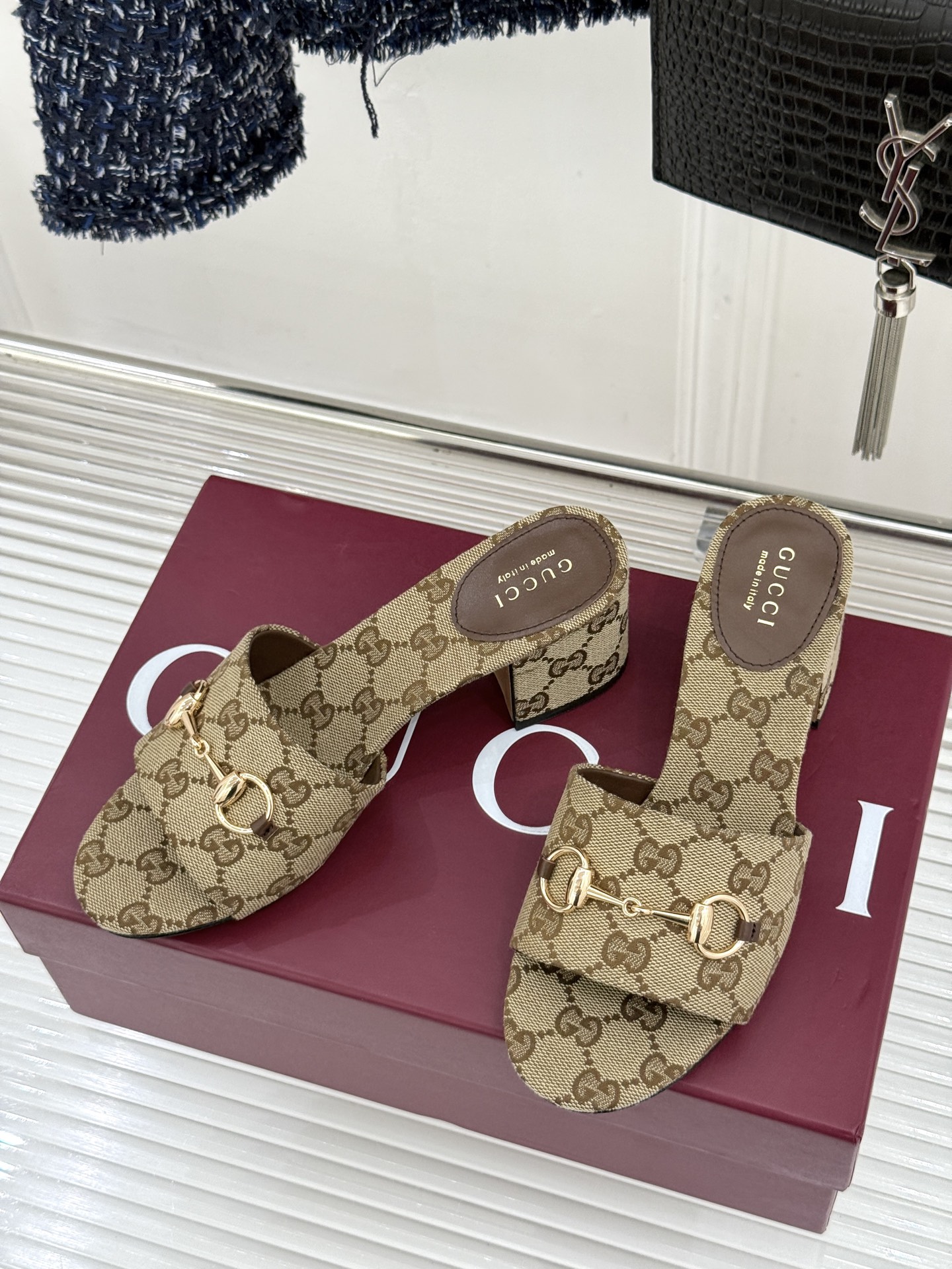 Gucci/古驰26WF春夏新品马衔扣鱼嘴粗跟拖鞋以时光为经纬 以自由为针线将品牌「随性的华美」具象为足