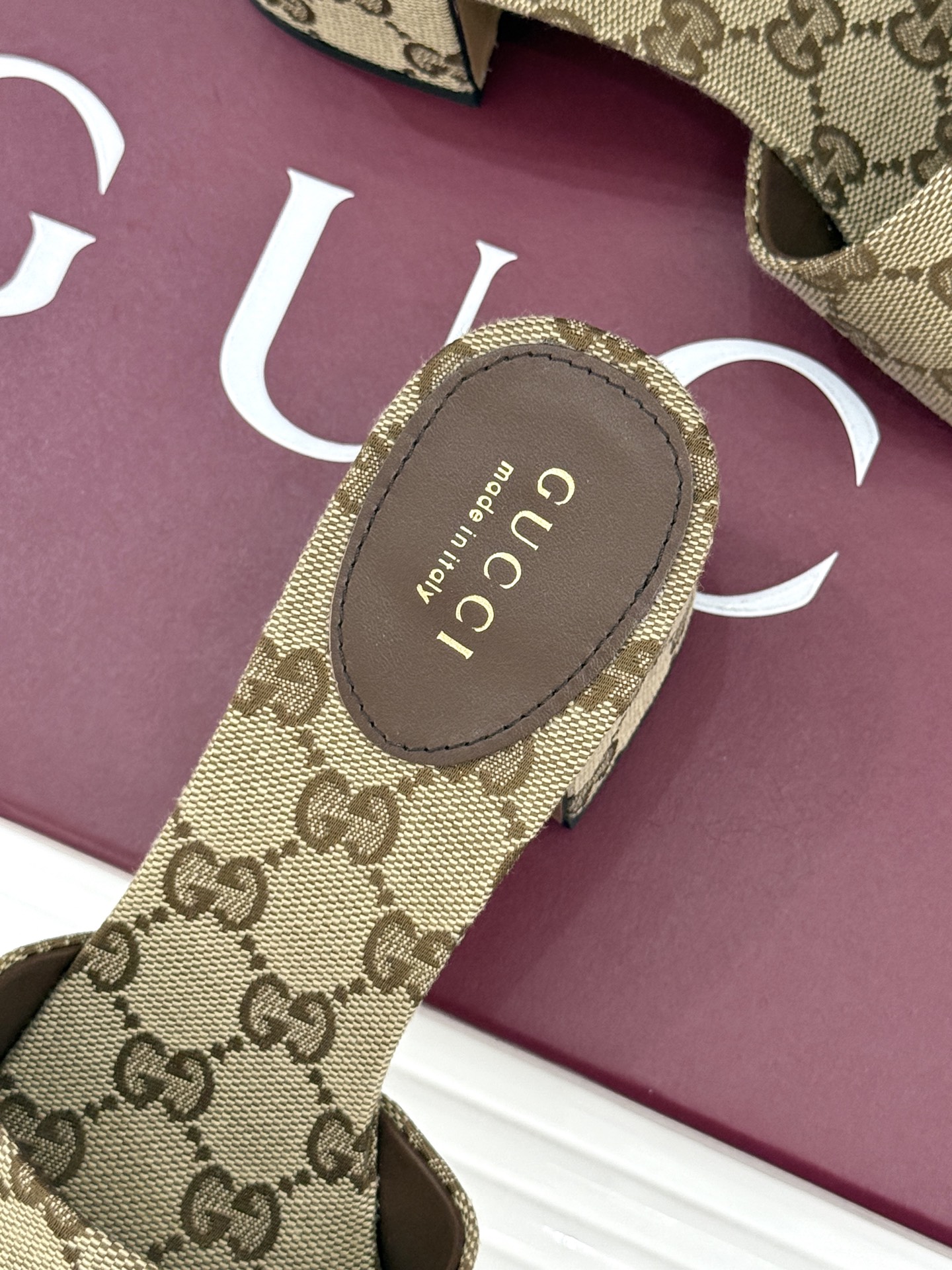 Gucci/古驰26WF春夏新品马衔扣鱼嘴粗跟拖鞋以时光为经纬 以自由为针线将品牌「随性的华美」具象为足