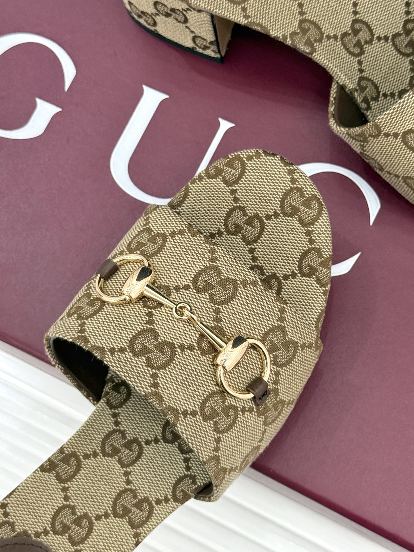 Gucci/古驰26WF春夏新品马衔扣鱼嘴粗跟拖鞋以时光为经纬 以自由为针线将品牌「随性的华美」具象为足