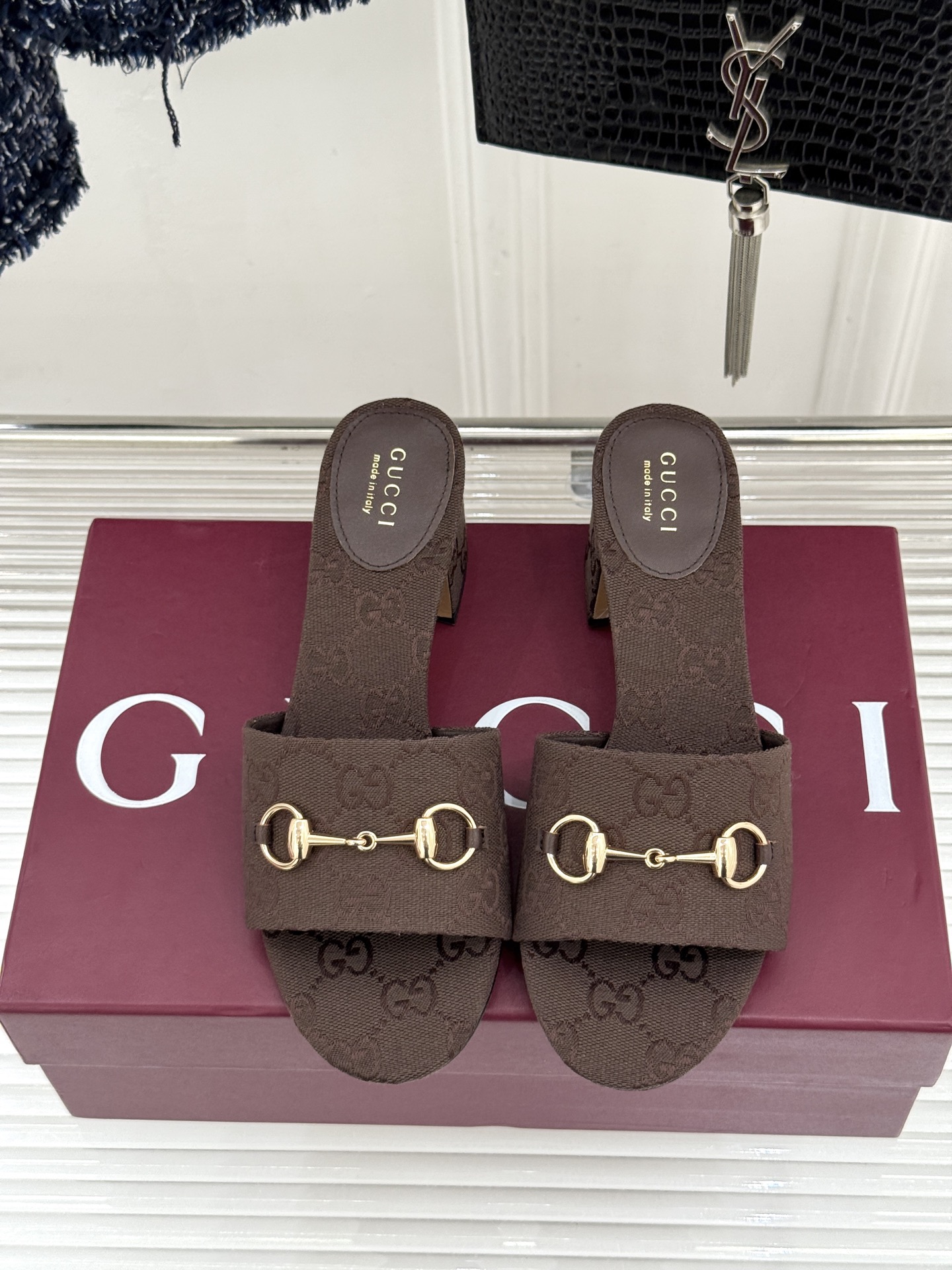 Gucci/古驰26WF春夏新品马衔扣鱼嘴粗跟拖鞋以时光为经纬 以自由为针线将品牌「随性的华美」具象为足