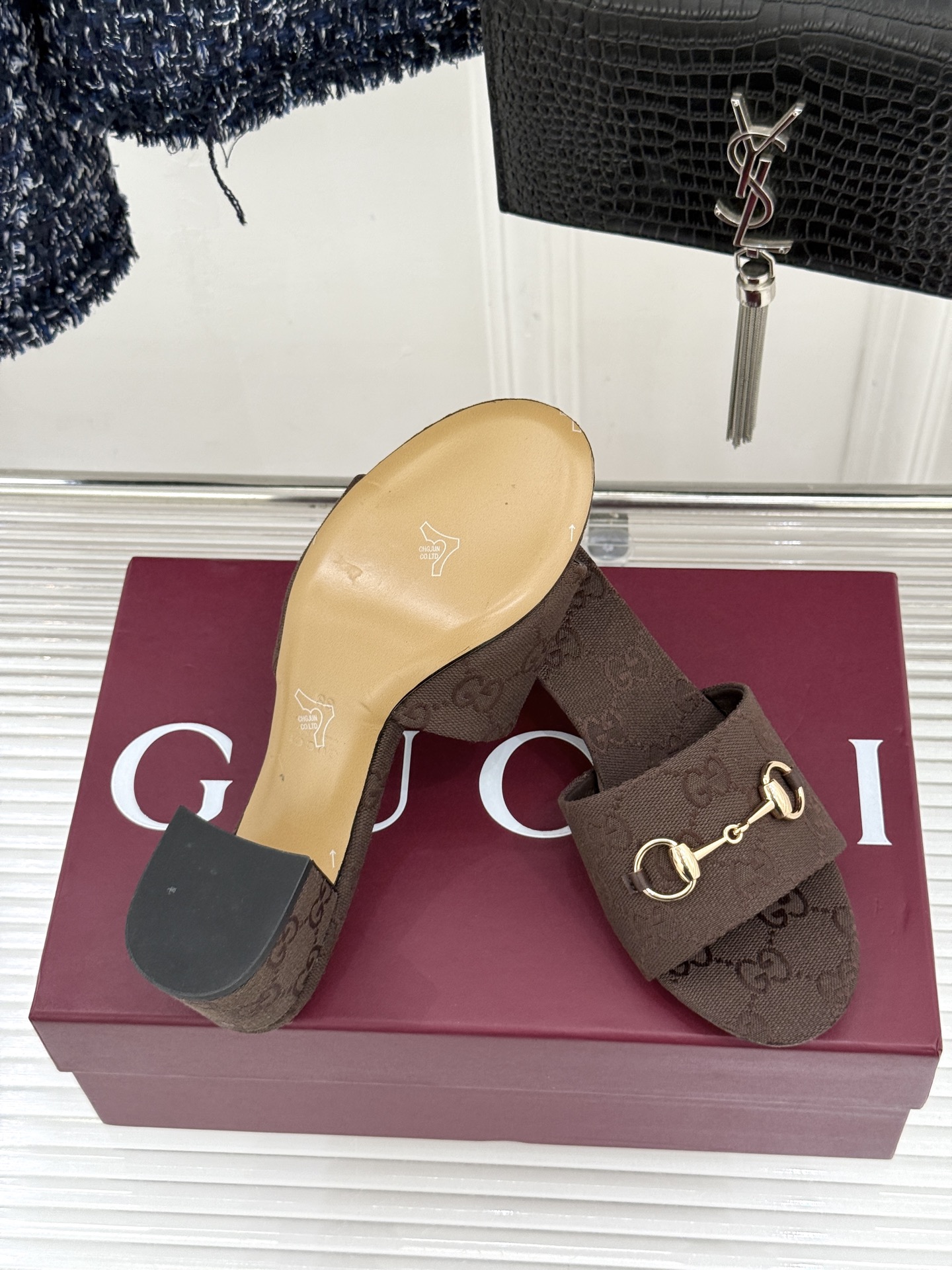 Gucci/古驰26WF春夏新品马衔扣鱼嘴粗跟拖鞋以时光为经纬 以自由为针线将品牌「随性的华美」具象为足