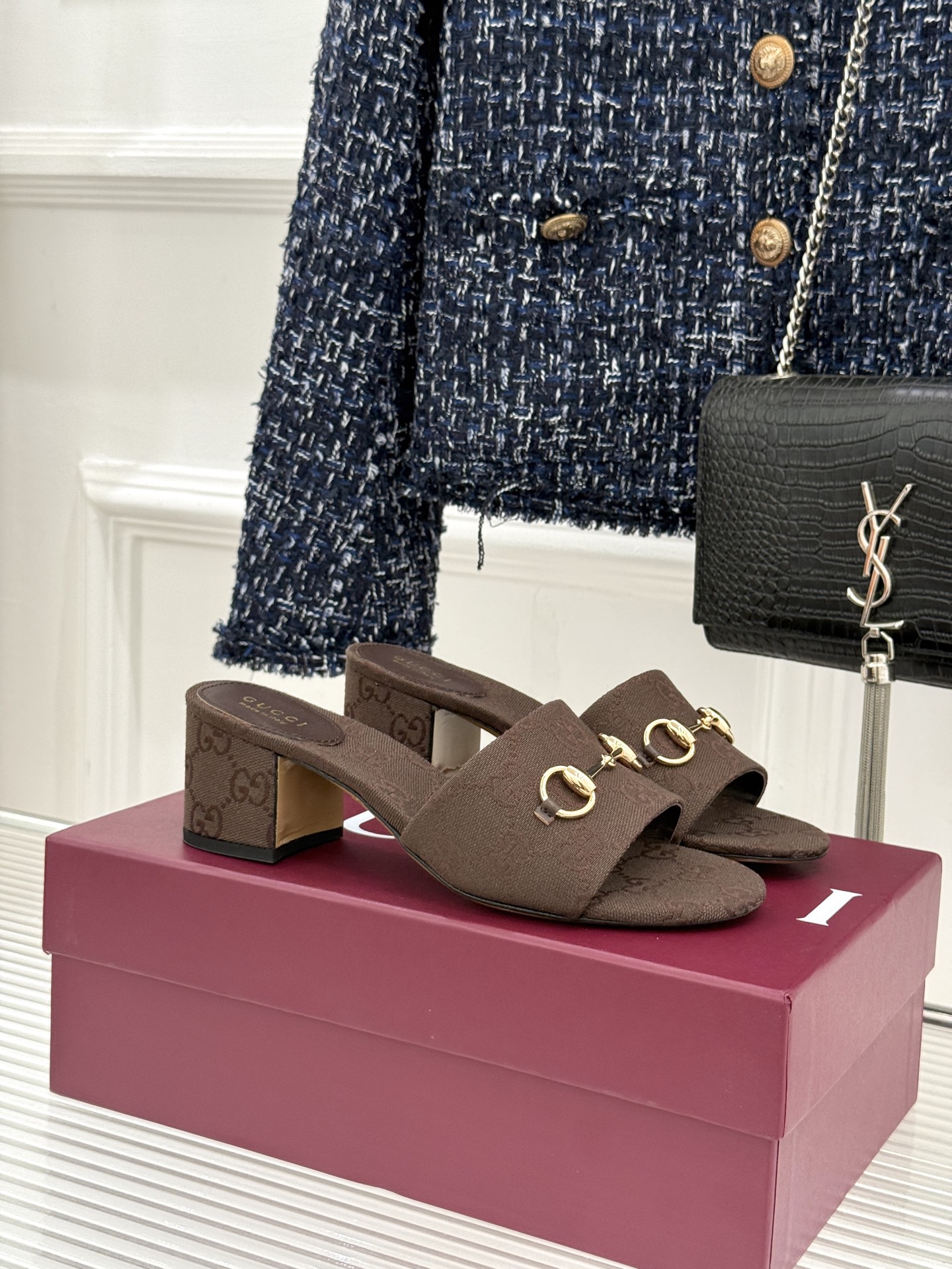 Gucci/古驰26WF春夏新品马衔扣鱼嘴粗跟拖鞋以时光为经纬 以自由为针线将品牌「随性的华美」具象为足