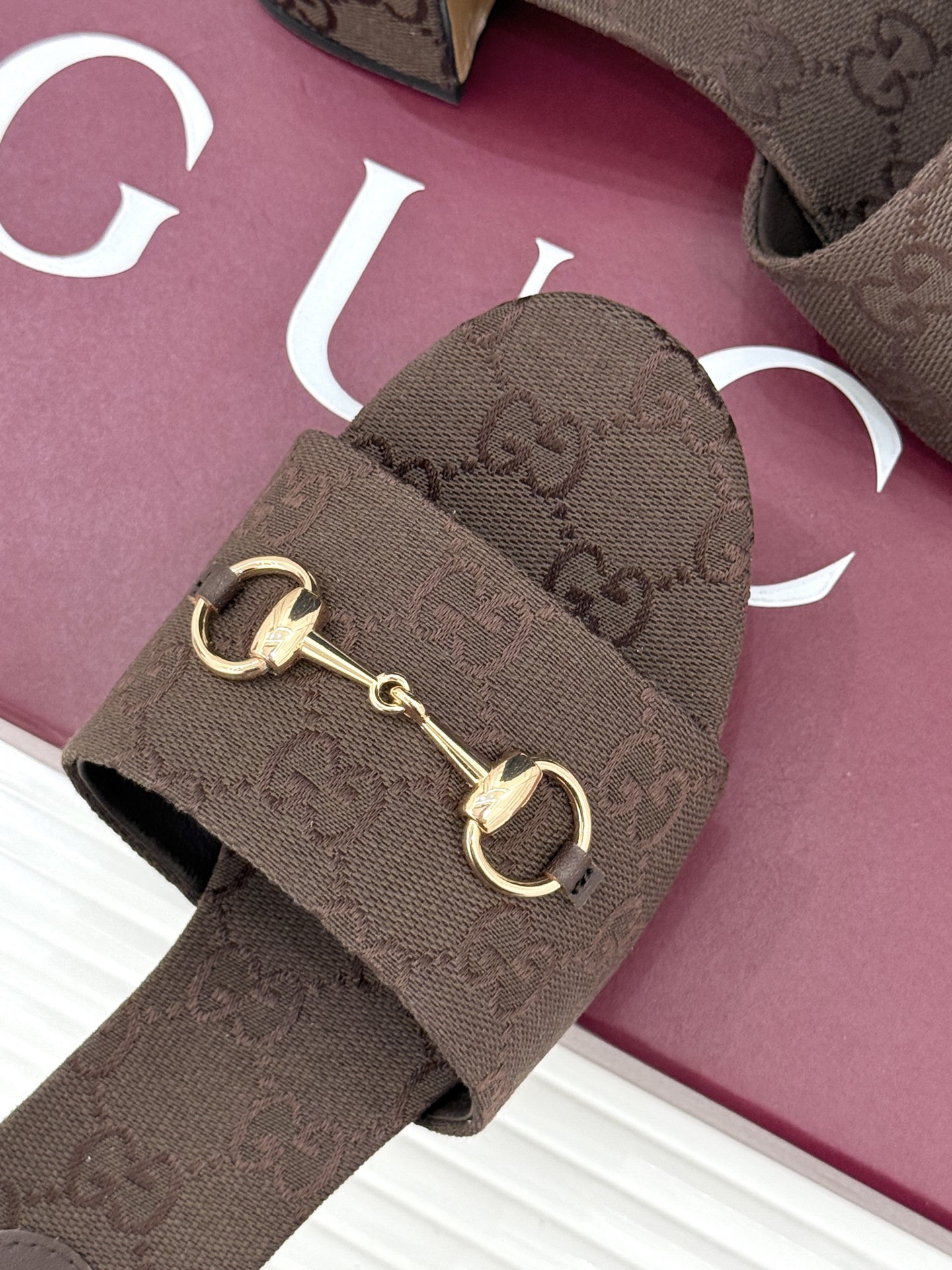 Gucci/古驰26WF春夏新品马衔扣鱼嘴粗跟拖鞋以时光为经纬 以自由为针线将品牌「随性的华美」具象为足