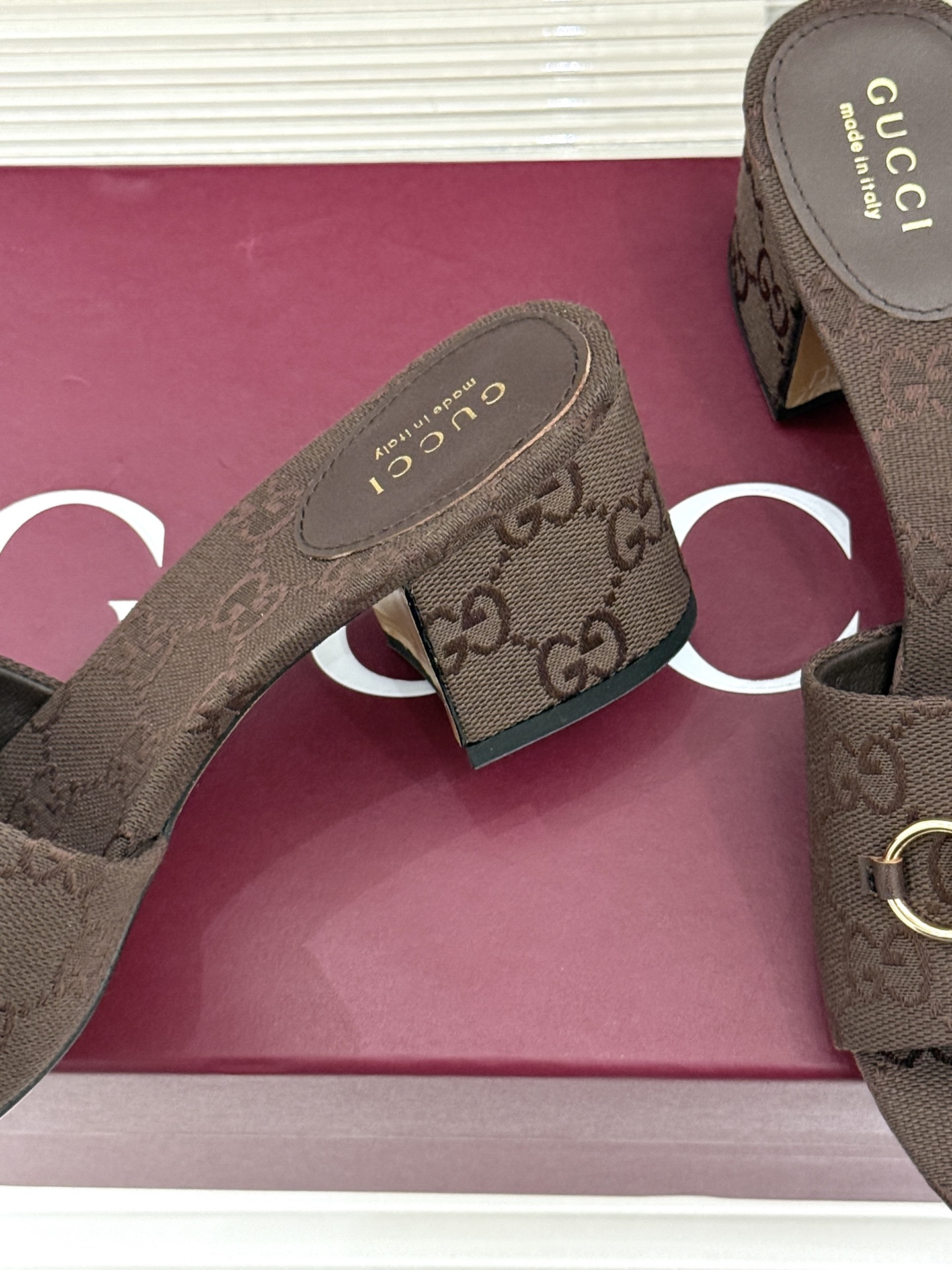 Gucci/古驰26WF春夏新品马衔扣鱼嘴粗跟拖鞋以时光为经纬 以自由为针线将品牌「随性的华美」具象为足