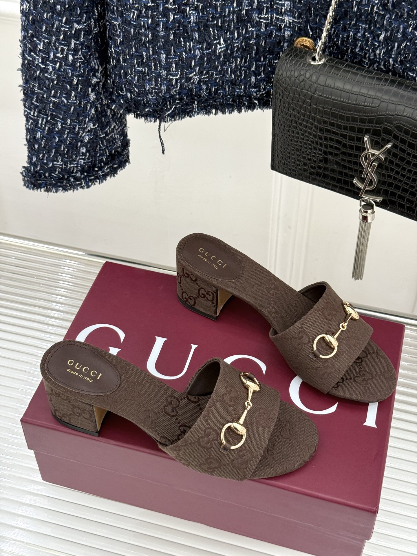 Gucci/古驰26WF春夏新品马衔扣鱼嘴粗跟拖鞋以时光为经纬 以自由为针线将品牌「随性的华美」具象为足