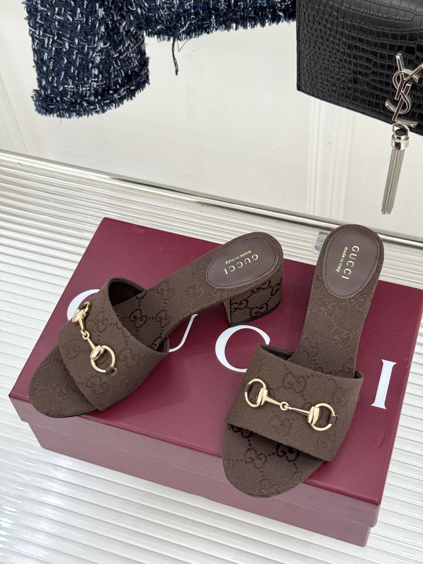 Gucci/古驰26WF春夏新品马衔扣鱼嘴粗跟拖鞋以时光为经纬 以自由为针线将品牌「随性的华美」具象为足