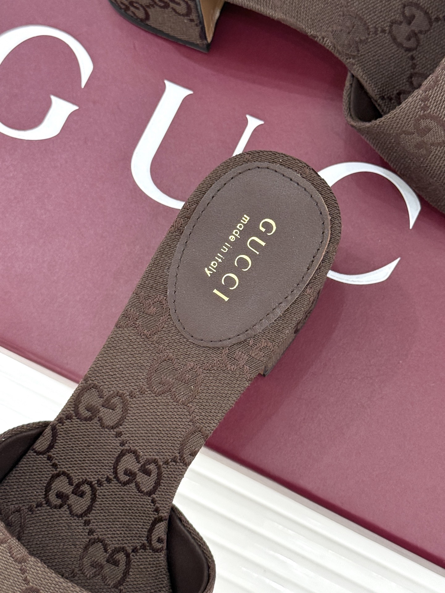 Gucci/古驰26WF春夏新品马衔扣鱼嘴粗跟拖鞋以时光为经纬 以自由为针线将品牌「随性的华美」具象为足