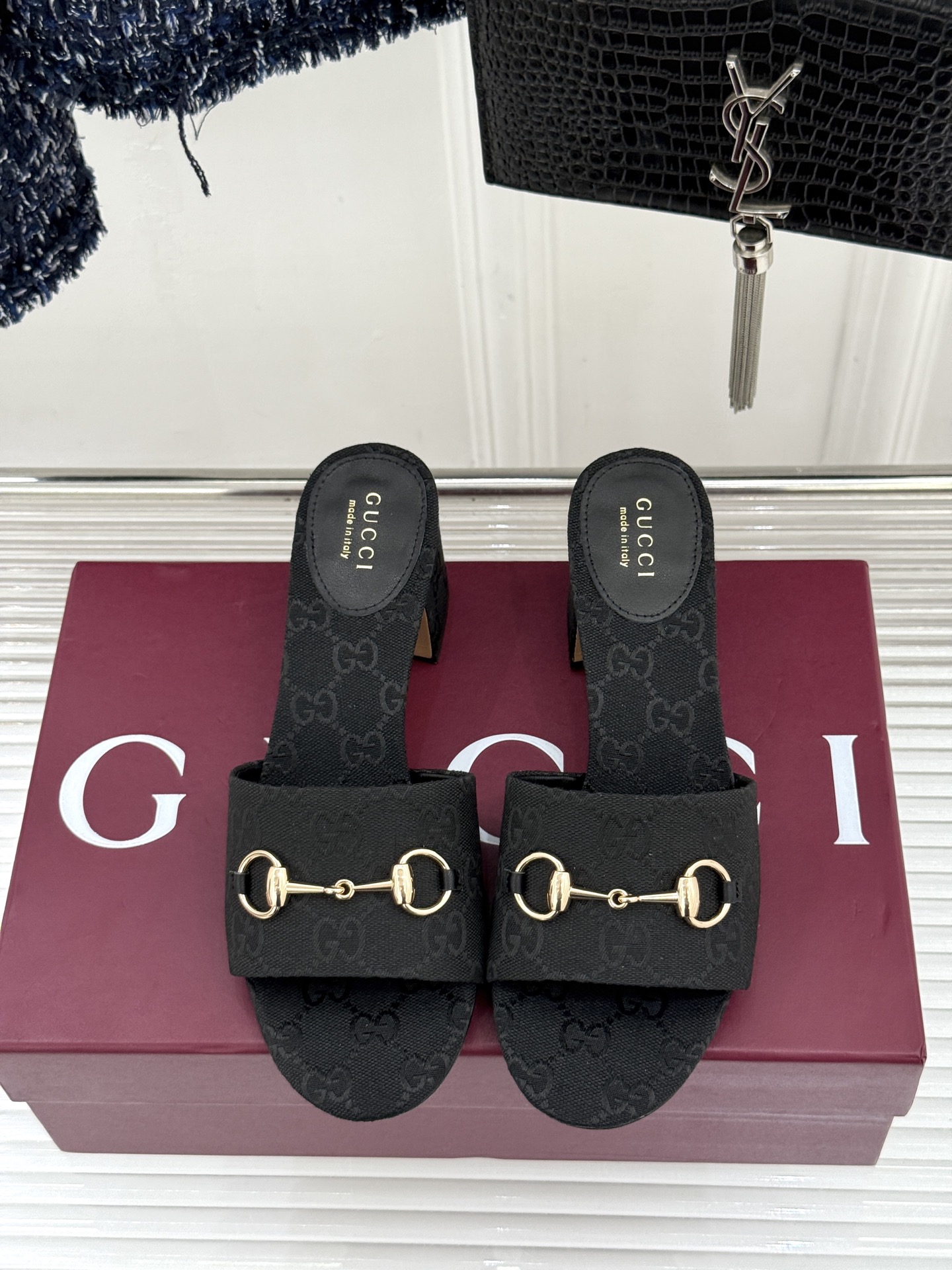 Gucci/古驰26WF春夏新品马衔扣鱼嘴粗跟拖鞋以时光为经纬 以自由为针线将品牌「随性的华美」具象为足