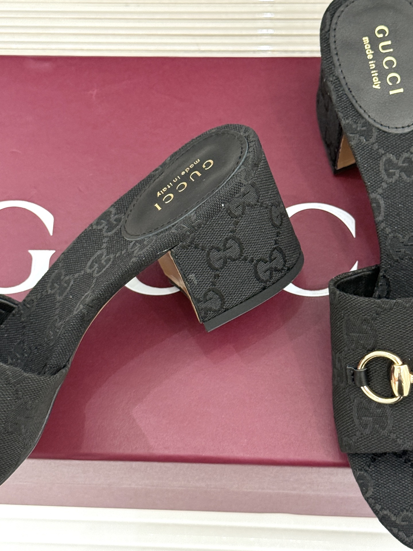 Gucci/古驰26WF春夏新品马衔扣鱼嘴粗跟拖鞋以时光为经纬 以自由为针线将品牌「随性的华美」具象为足