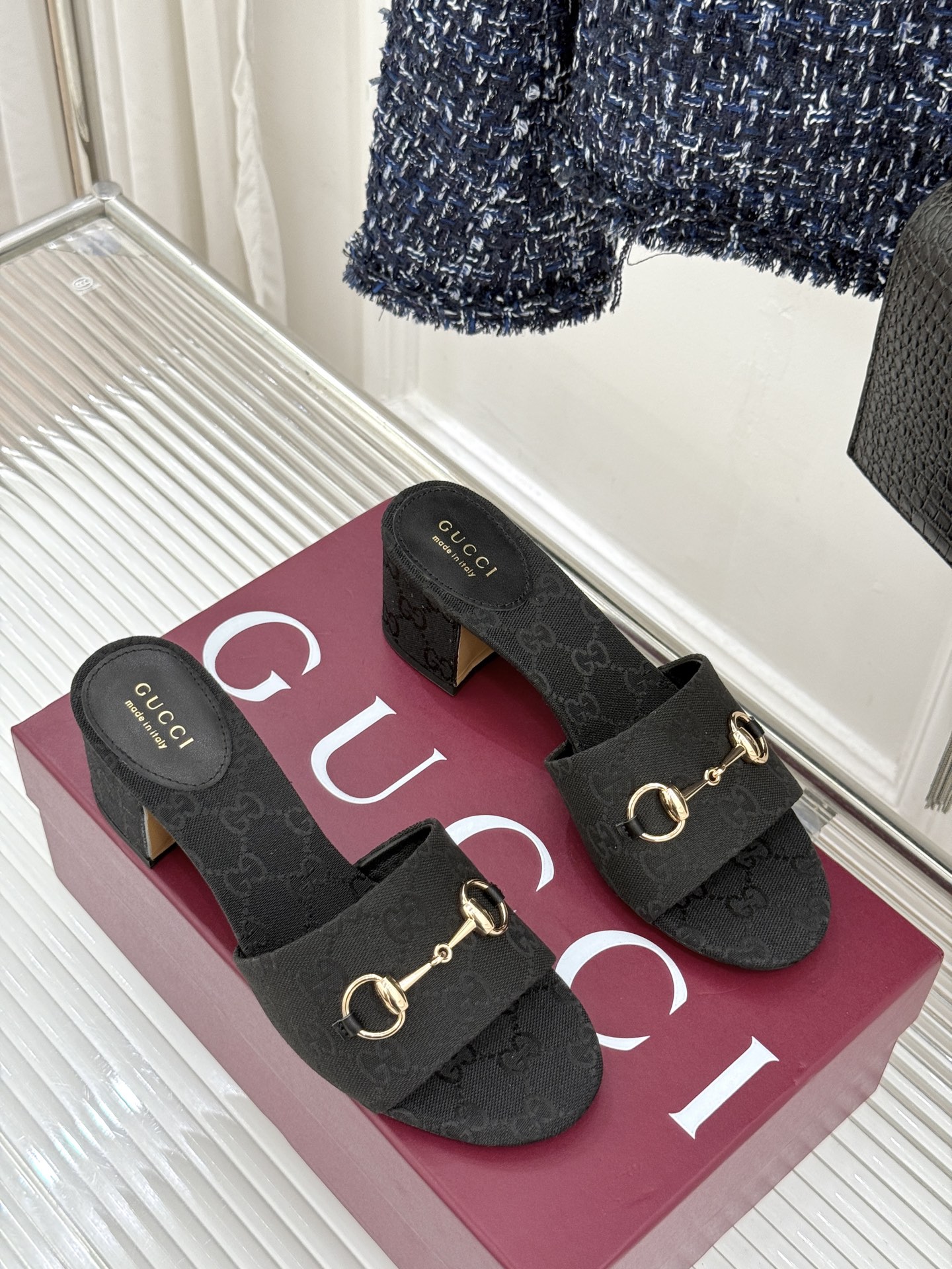 Gucci/古驰26WF春夏新品马衔扣鱼嘴粗跟拖鞋以时光为经纬 以自由为针线将品牌「随性的华美」具象为足