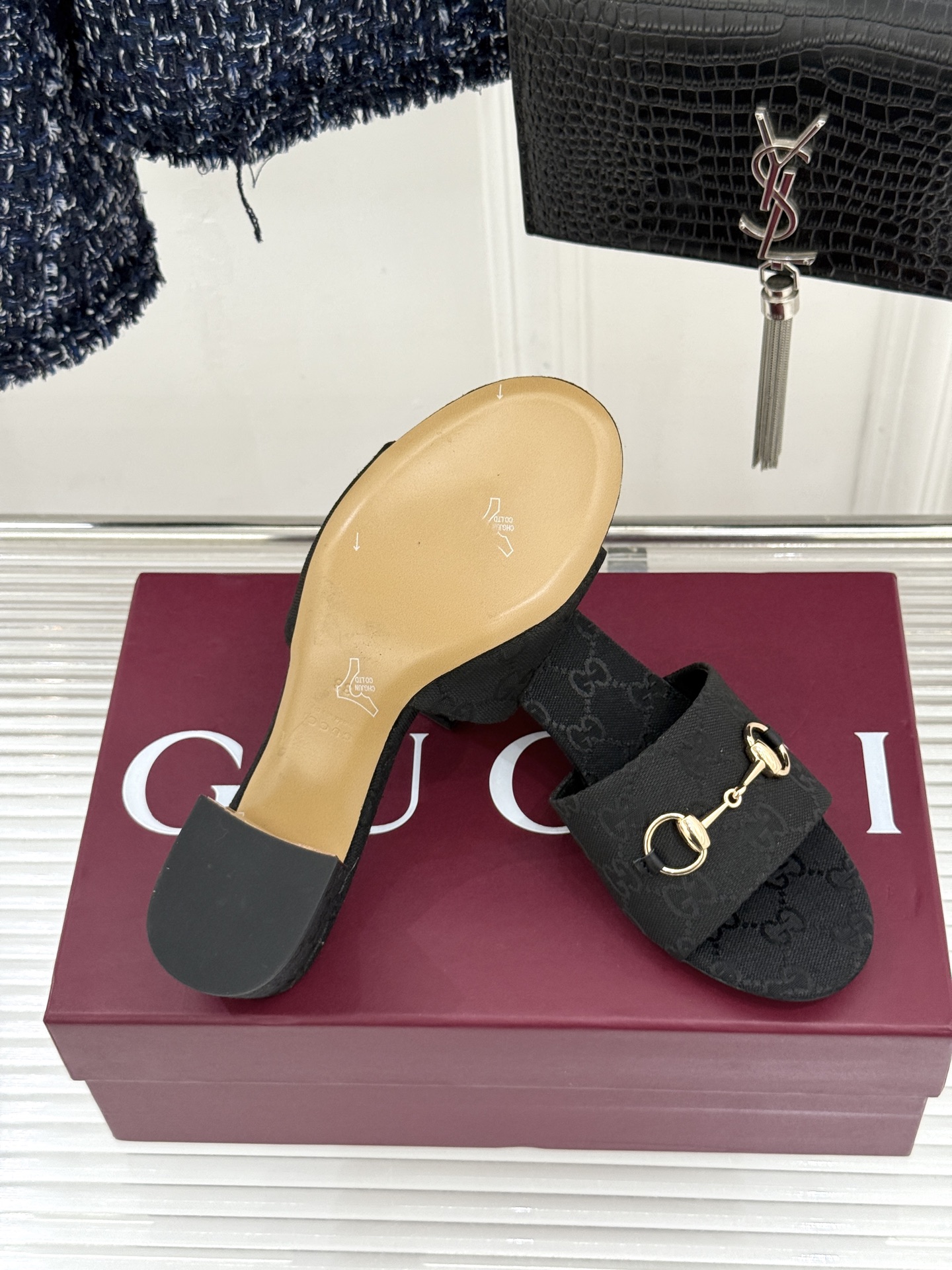 Gucci/古驰26WF春夏新品马衔扣鱼嘴粗跟拖鞋以时光为经纬 以自由为针线将品牌「随性的华美」具象为足