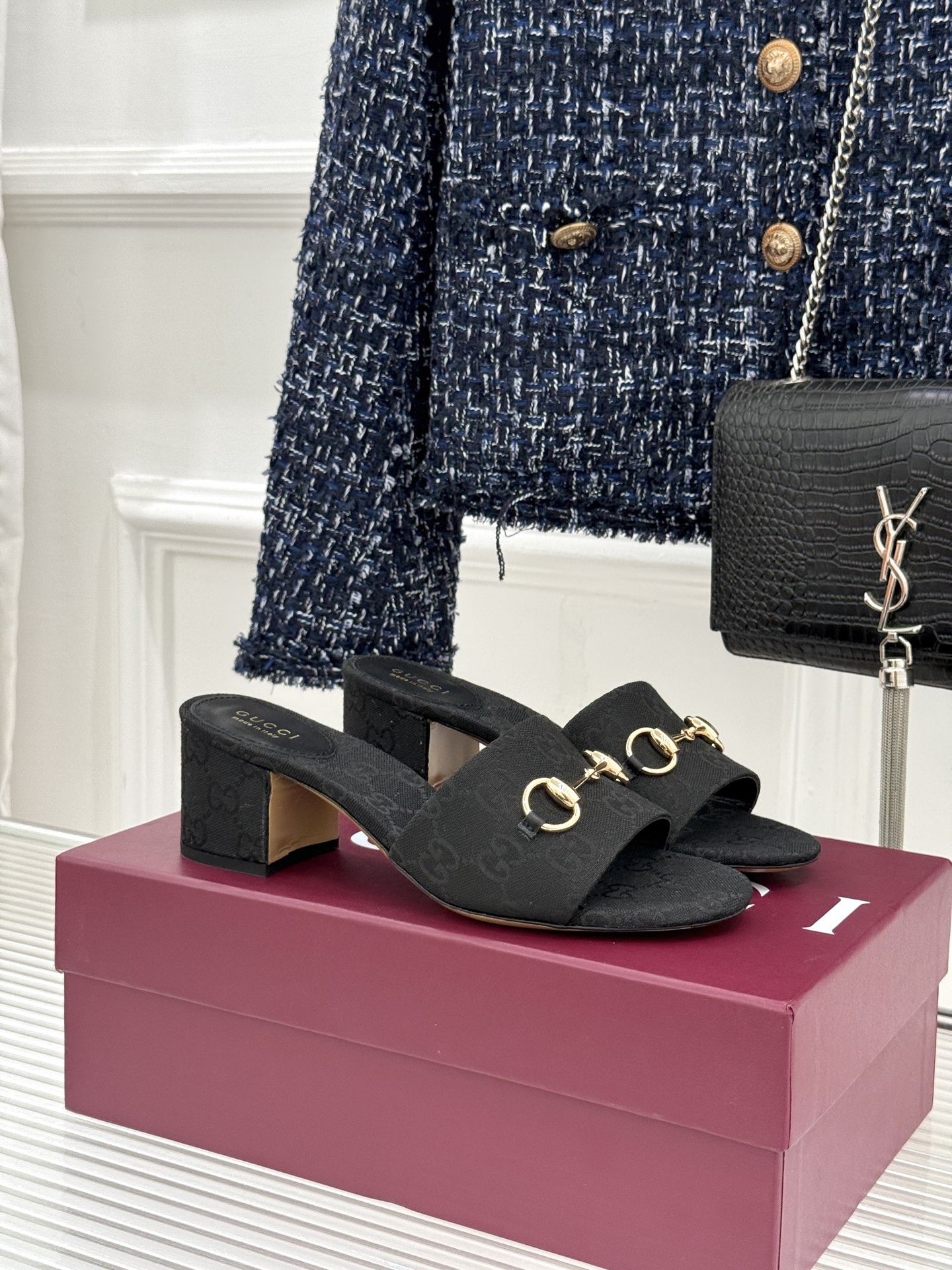 NO:787623,Gucci/Gucci 26WF Spring and Summer New Product Horsebit Fish Mouth Thick Heel Slippers Using time as the warp and latitude and freedom as the needle and thread, the brand's 'casual beauty' is embodied as the scenery under one's feet. In the dialogue between tradition and modernity, we weave an elegant narrative that spans the times. The iconic horsebit born in the late 1940s is here transformed into a carrier of flowing light and rhyme. Hand-inlaid rhinestones are wrapped around the metal outline layer by layer, and the bright light flows between steps.  It is not only a contemporary reshaping of this classic totem, but also echoes the brand's 'diamonds embellished like starlight' design ingenuity. The fish-mouth shoe shape quietly outlines the curvature of the toe tip, replicating the subtle sexiness of the golden age and forming a delicate balance with the laziness and casualness of the slippers. It just interprets the series' proposition of 'sensibility and freedom coexist'. Whether it is worn with a silk long skirt for a summer night dinner or with denim pieces for urban laziness.  This pair of shoes can witness every precious moment of 'what your heart desires' with the sparkle of rhinestones and the details of the horsebit, and complete the affectionate embrace of the moment between steps. The fabric is made of original customized materials. The lining and toes are all sheepskin. The heel height is 5.5cm. Italian imported genuine leather outsole size 35-39 (customized 40/41/42), high heels and slippers, gucci, gucci, high  heels,slippers,skirts,sheepskin,gold,Leather soles19860909Gucci/古驰26WF春夏新品马衔扣 鱼嘴粗跟拖鞋 以时光为经纬 以自由为针线 将品牌「随性的华美」具象为足下风景 在传统与现代的对话中 编织出跨越时代的优雅叙事. 1940年代末诞生的标志性马衔扣 在此化作流动的光韵载体 手工镶嵌水钻层层包裹金属轮廓 步履间流转的璀璨光芒 既是对这一经典图腾的当代重塑 也呼应了品牌「钻石缀饰如星光」设计巧思. 鱼嘴鞋型悄然勾勒趾尖弧度 复刻黄金时代的含蓄性感 与拖鞋的慵懒随性形成精妙平衡 恰如诠释「感性与自在并存」的系列主张. 无论是搭配丝质长裙赴夏夜晚宴 还是配牛仔单品演绎都市慵懒 这双鞋都能以水钻的闪耀与马衔扣的底蕴 见证每一个「心之所向」的珍贵瞬间 在步履间完成与当下的深情相拥. 面料采用原版定制材质 内里踮脚均为羊皮 跟高5.5cm 意大利进口真皮大底 size35-39（40/41/42定制）,高跟鞋拖鞋,gucci,gucci,high heels,slippers,skirts,sheepskin,gold,Leather soles,Women's Shoes