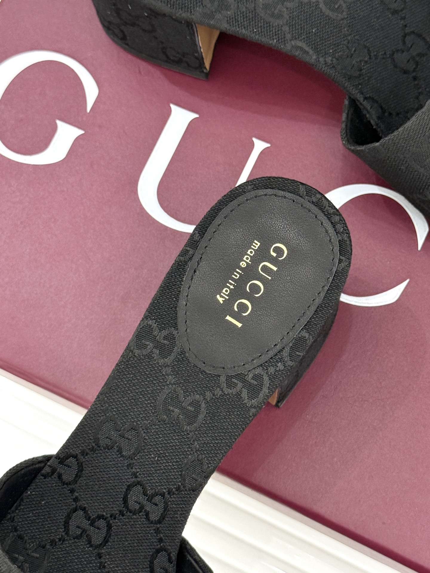 Gucci/古驰26WF春夏新品马衔扣鱼嘴粗跟拖鞋以时光为经纬 以自由为针线将品牌「随性的华美」具象为足