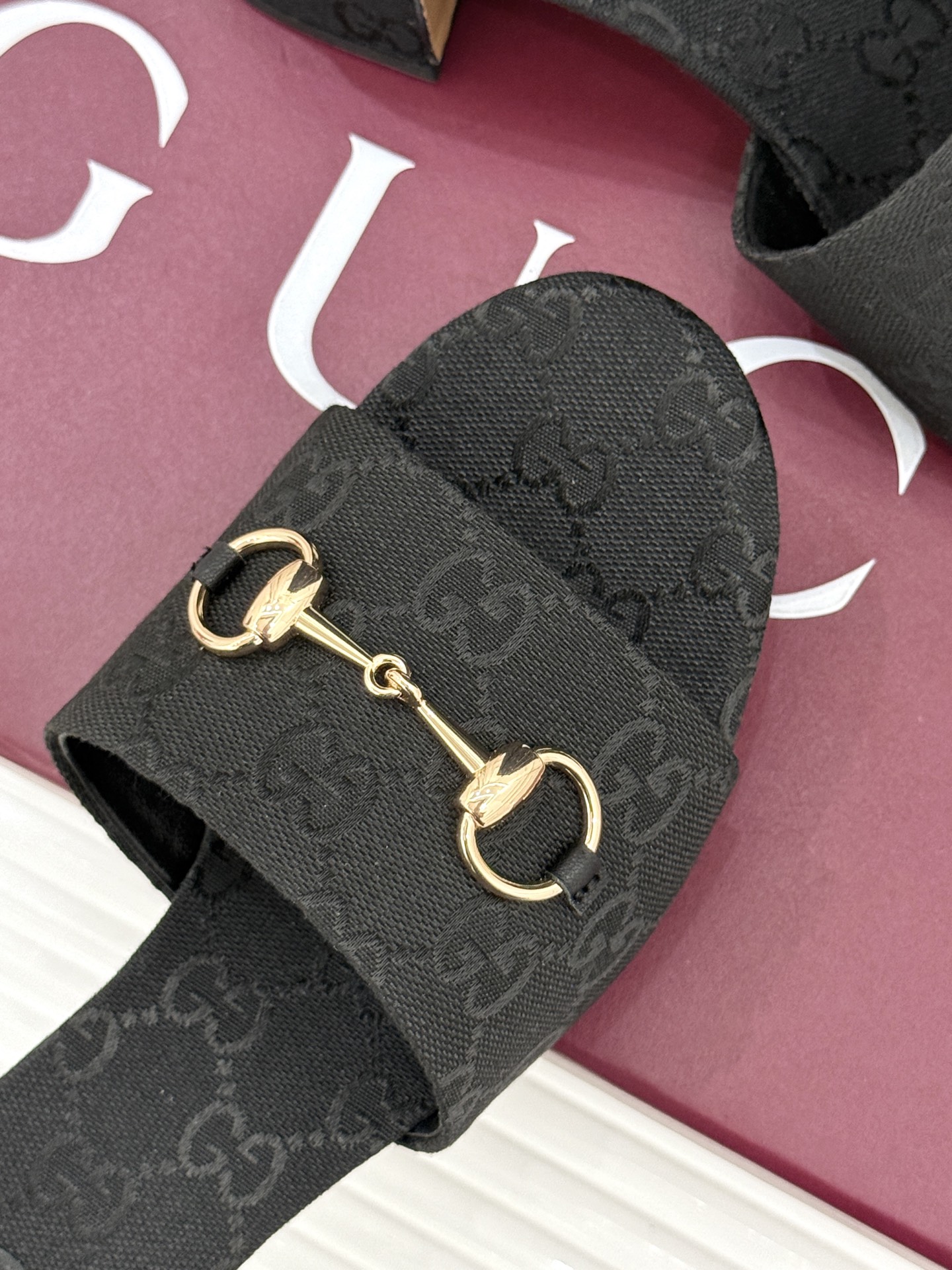 Gucci/古驰26WF春夏新品马衔扣鱼嘴粗跟拖鞋以时光为经纬 以自由为针线将品牌「随性的华美」具象为足