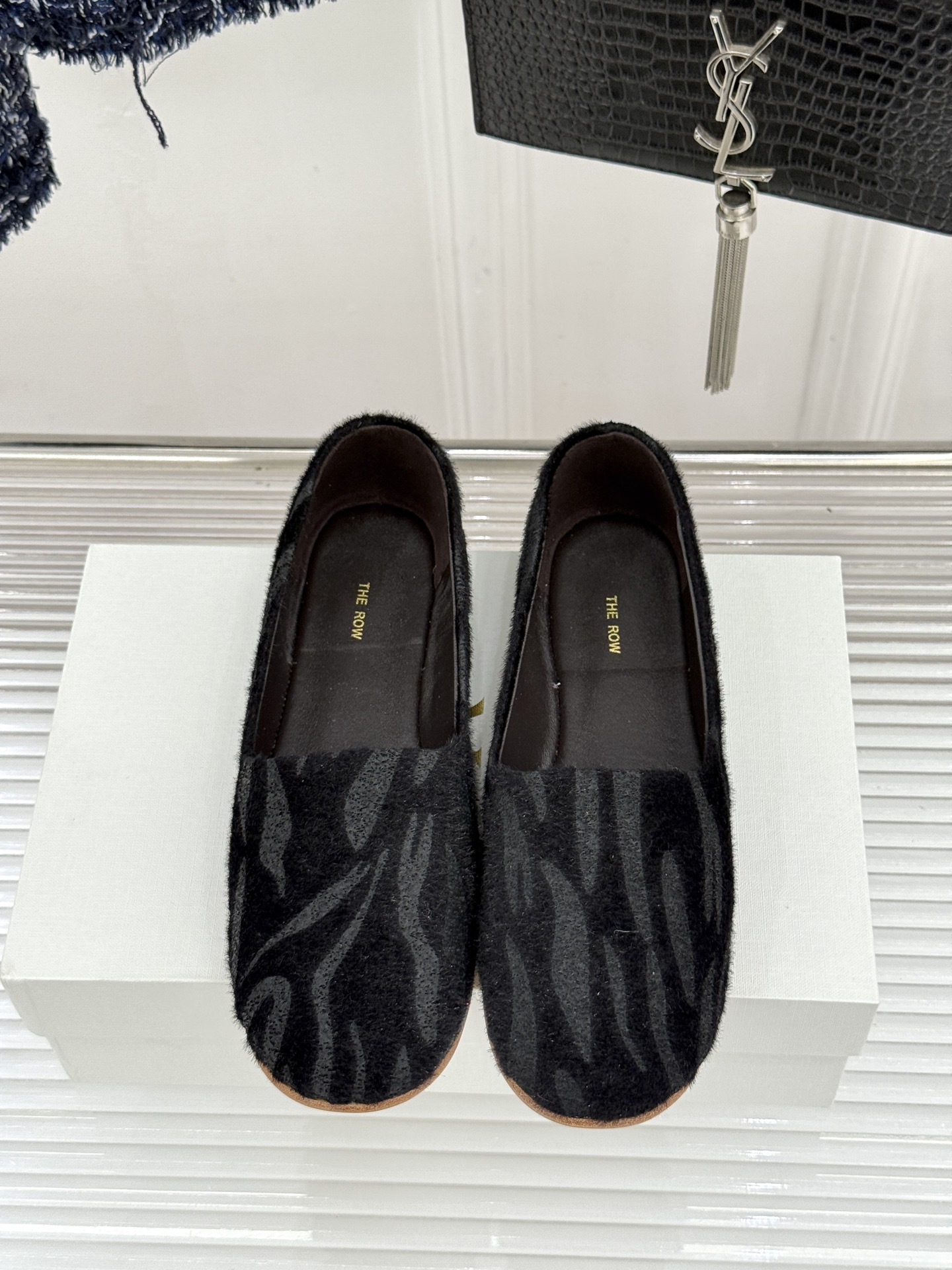 The Row26WF新品极简一脚蹬奶奶鞋乐福鞋以极致简约重塑经典乐福。无多余装饰的圆头轮廓承袭品牌“静