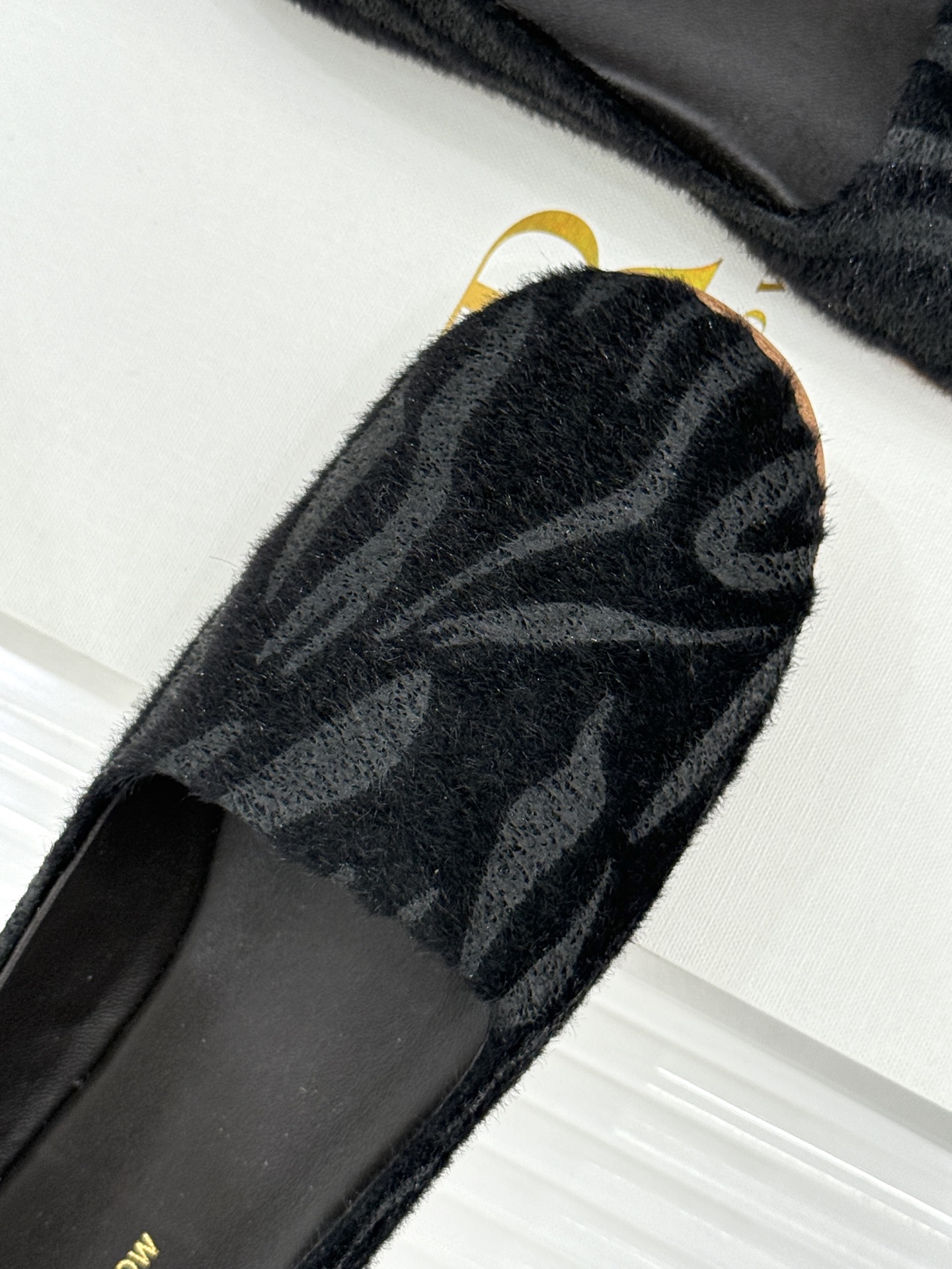 The Row26WF新品极简一脚蹬奶奶鞋乐福鞋以极致简约重塑经典乐福。无多余装饰的圆头轮廓承袭品牌“静