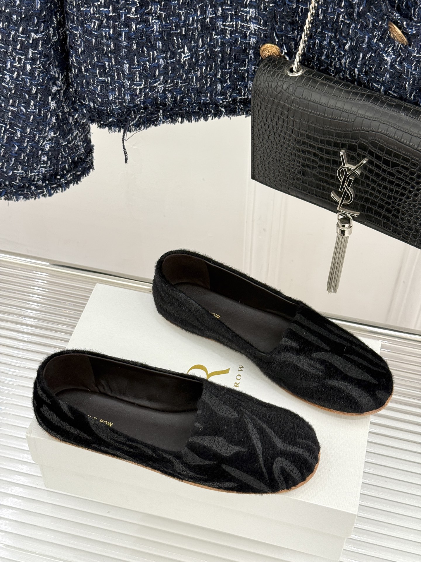 The Row26WF新品极简一脚蹬奶奶鞋乐福鞋以极致简约重塑经典乐福。无多余装饰的圆头轮廓承袭品牌“静