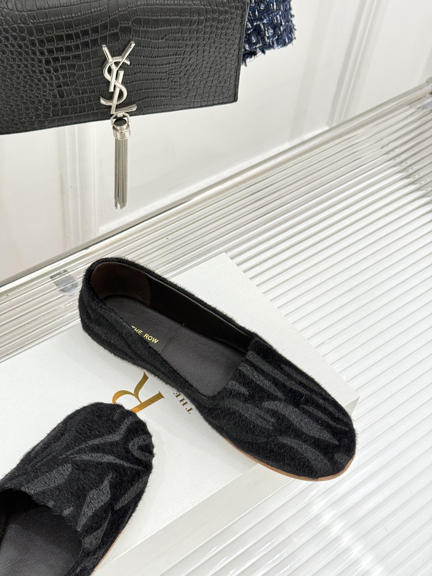 The Row26WF新品极简一脚蹬奶奶鞋乐福鞋以极致简约重塑经典乐福。无多余装饰的圆头轮廓承袭品牌“静