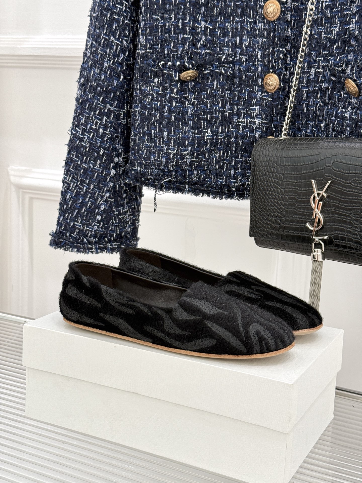 The Row26WF新品极简一脚蹬奶奶鞋乐福鞋以极致简约重塑经典乐福。无多余装饰的圆头轮廓承袭品牌“静