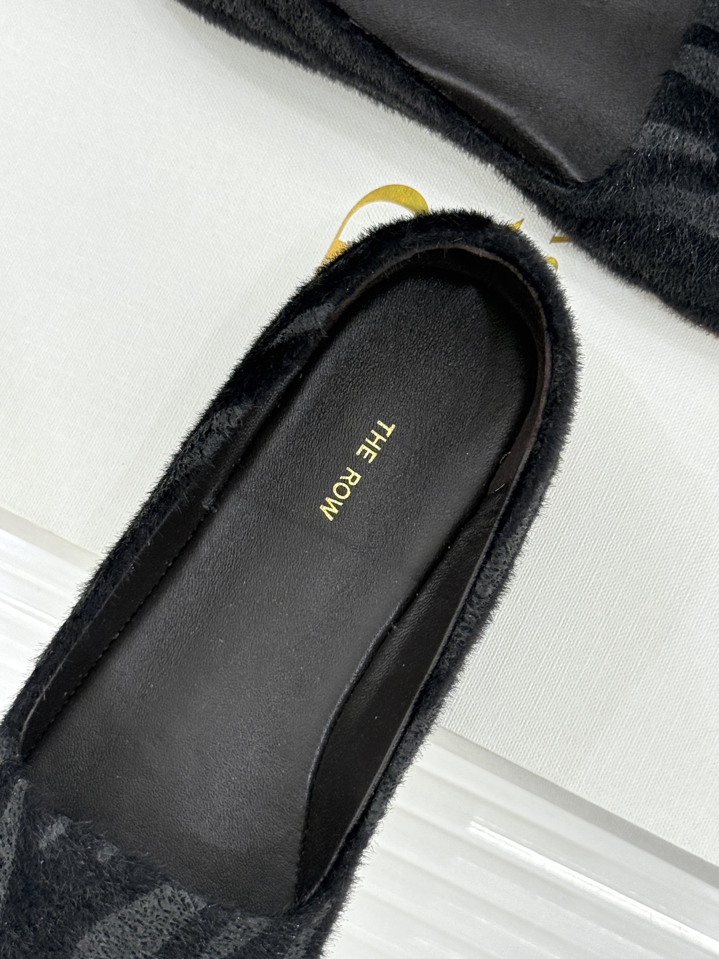 The Row26WF新品极简一脚蹬奶奶鞋乐福鞋以极致简约重塑经典乐福。无多余装饰的圆头轮廓承袭品牌“静